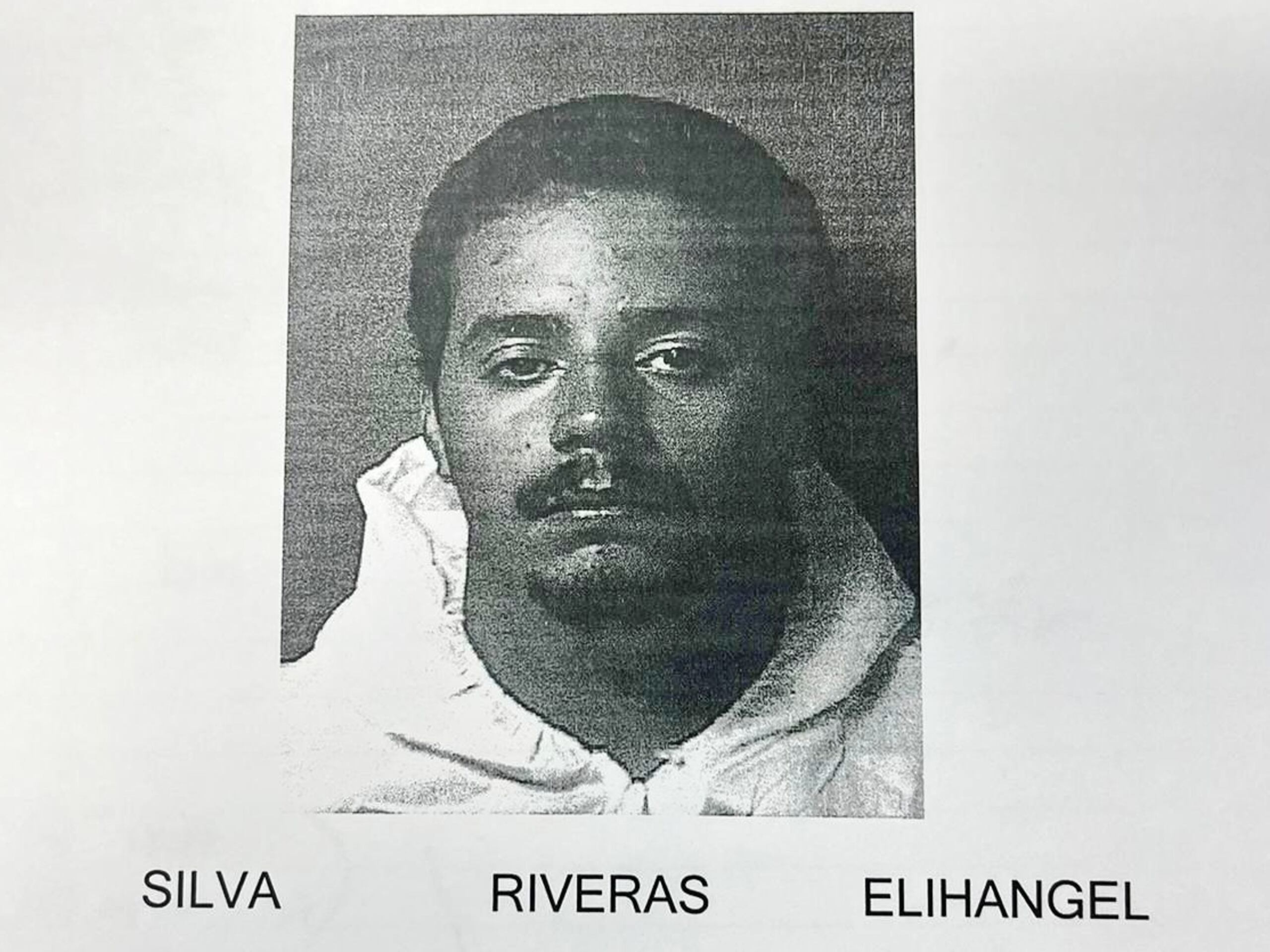 Se informó que Elihangel Silva Rivera tiene expediente previo por Ley 54 y se le considera armado y peligroso.