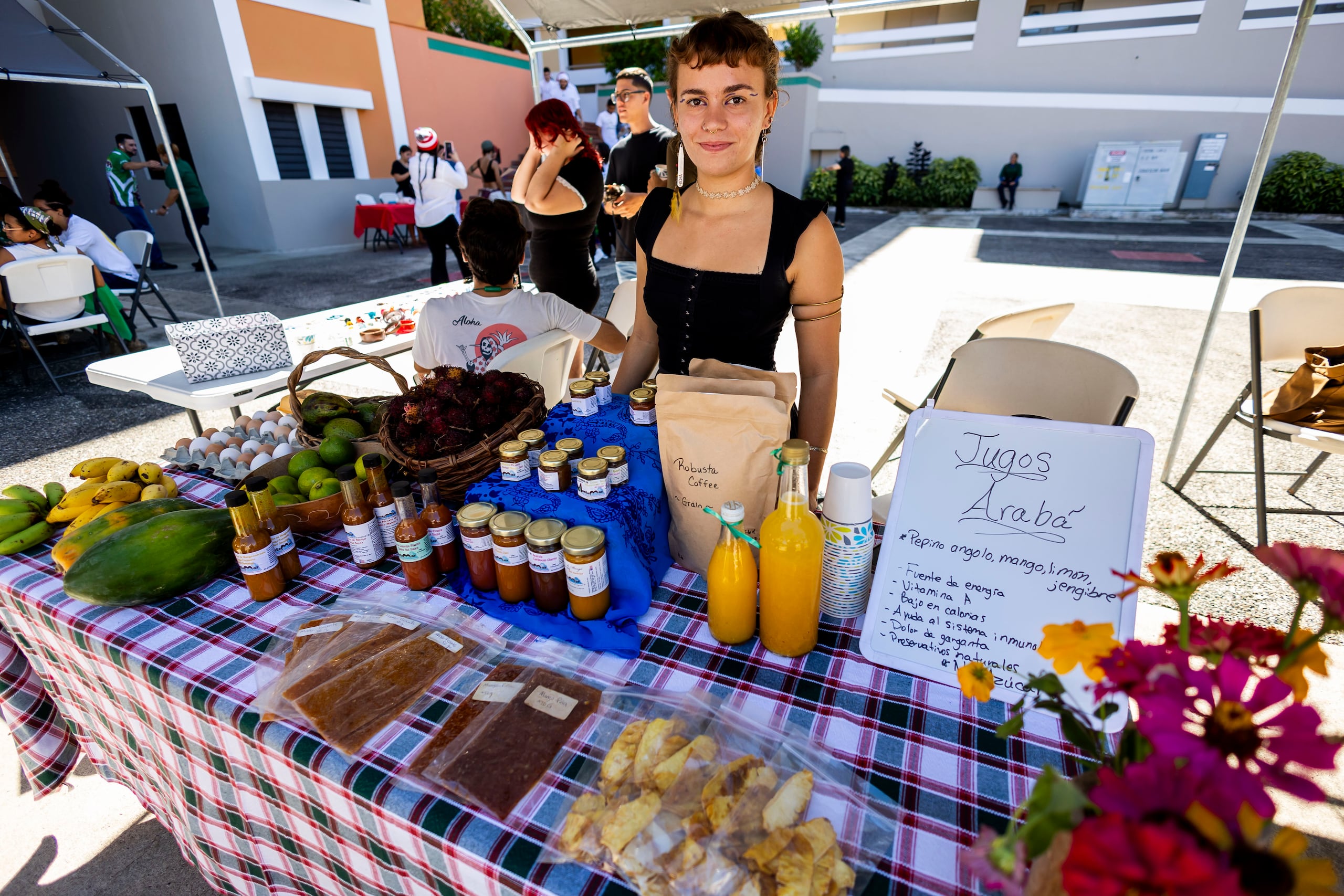 Iroko del Mar Asencio, natural de Rincón, muestra sus Jugos Arabá.