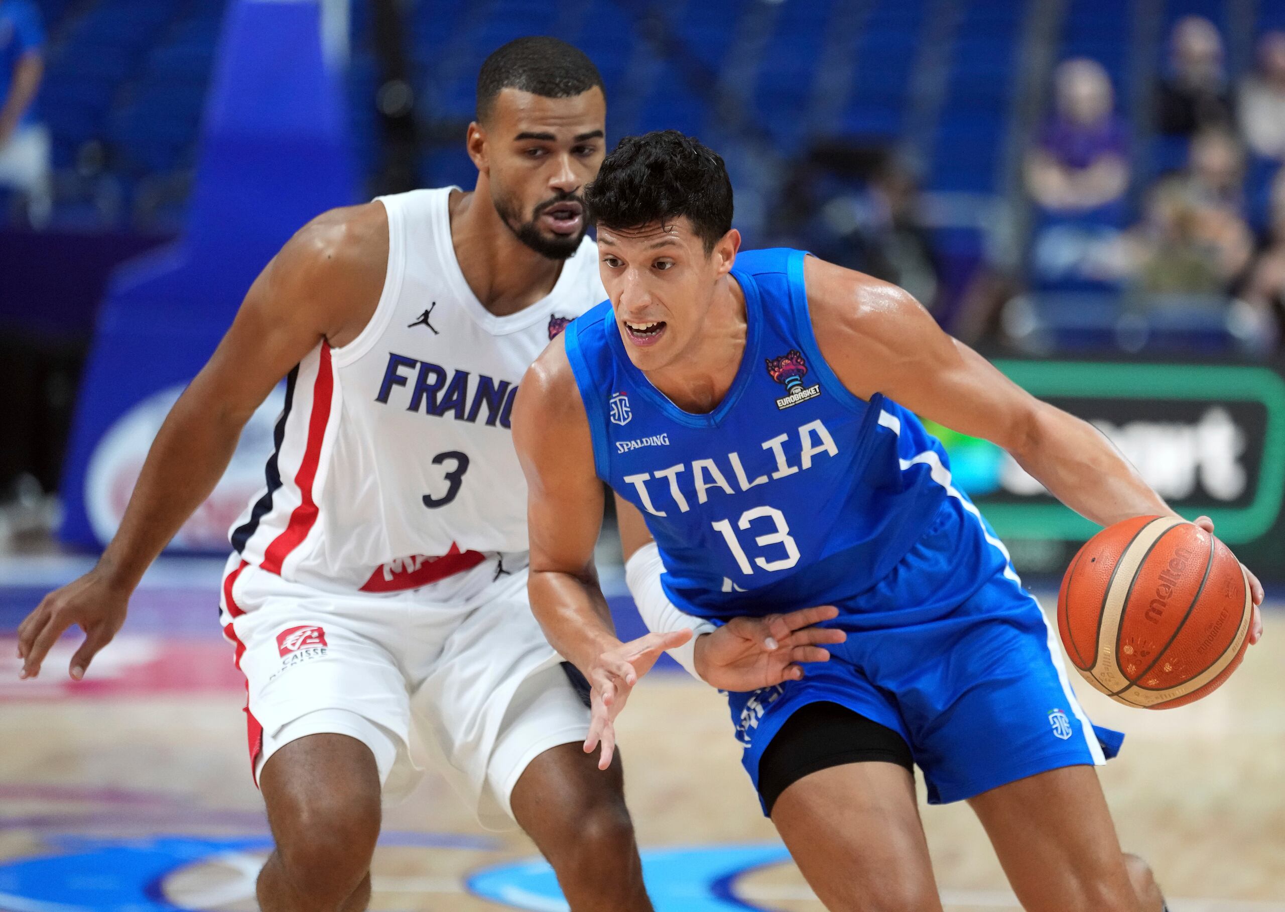 El italiano Simone Fontecchio, a la derecha, durante los cuartos de final del Eurobasket.