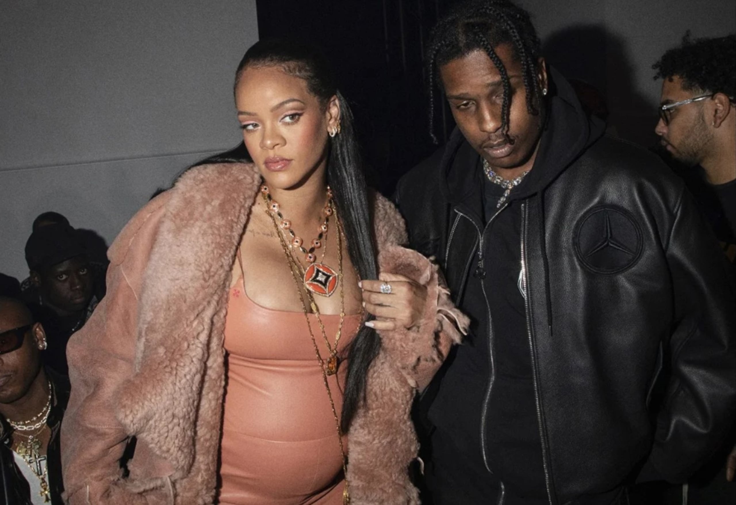“My wife is erotic, I’m smokin’ exotic (Mi esposa es erótica, yo soy exótico)”, rapeó el cantante estadounidense en la canción más reciente que lanzó, levantando las sospechas de que ya el rapero se casó con Rihanna.