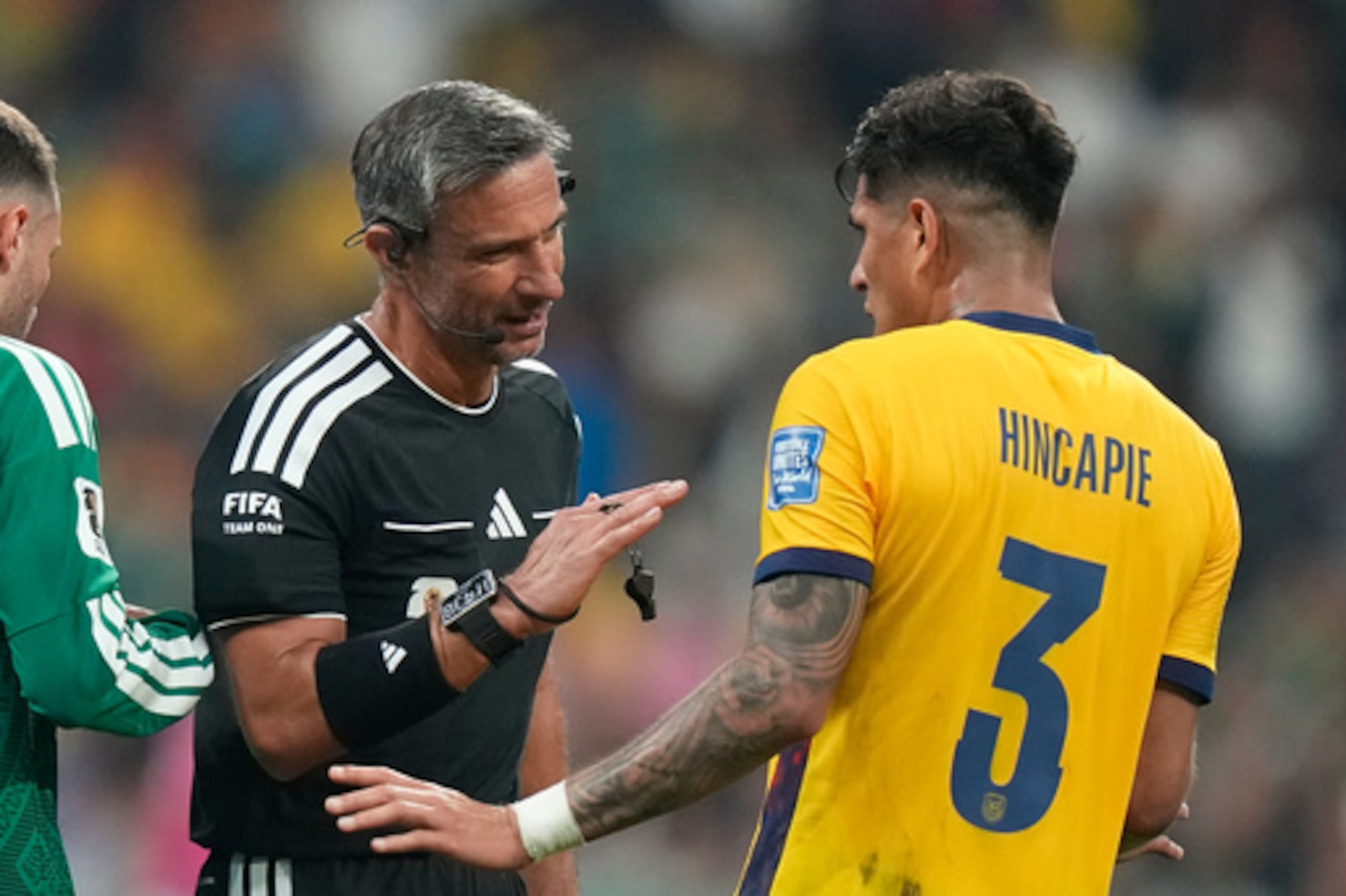 El árbitro esloveno Slavko Vincic habla con el ecuatoriano Piero Hincapie (3) durante el partido de la ronda de 32 de la Copa del Mundo de fútbol entre México y Ecuador, disputado en Ciudad de México el martes 30 de junio de 2026. (Foto AP/Fernando Llano)
