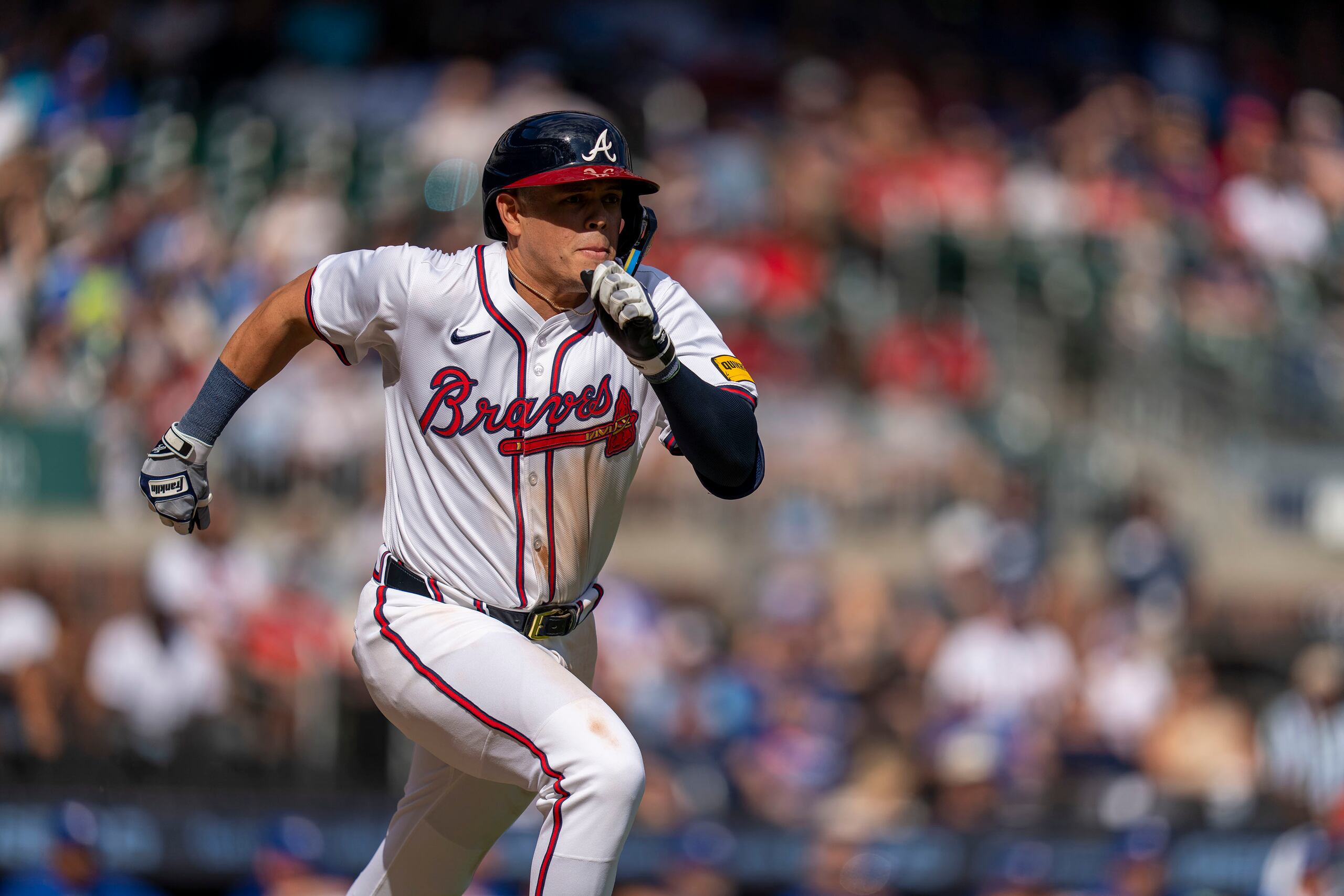 El colombiano de los Bravos de Atlanta, Gio Urshela corre hacia la primera base durante la décima entrada del juego de béisbol ante los Azulejos de Toronto, el domingo 8 de septiembre de 2024, en Atlanta. (AP Foto/Erik Rank)