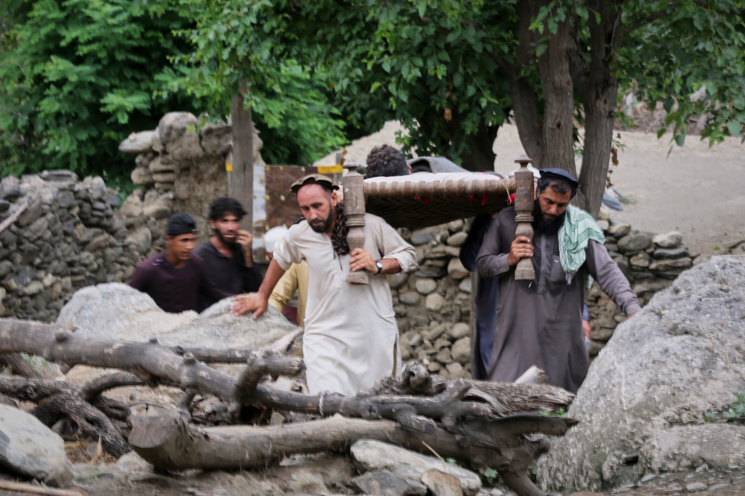 Una persona herida es trasladada a un helicóptero militar que aterrizó para evacuar a víctimas heridas de un sismo que mató a muchas personas y destruyó pueblos en el este de Afganistán, en Mazar Dara, provincia de Kunar, el lunes 1 de septiembre de 2025. (AP Foto/Wahidullah Kakar)