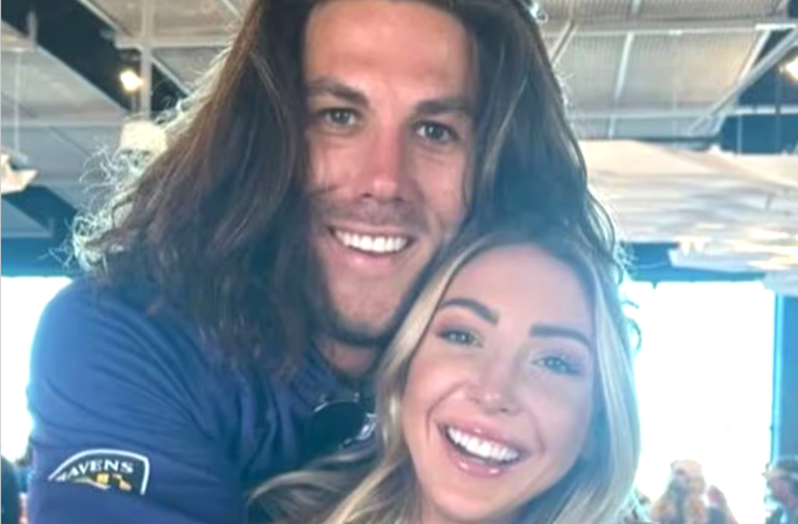 El surfista Callum Robinson y su novia.