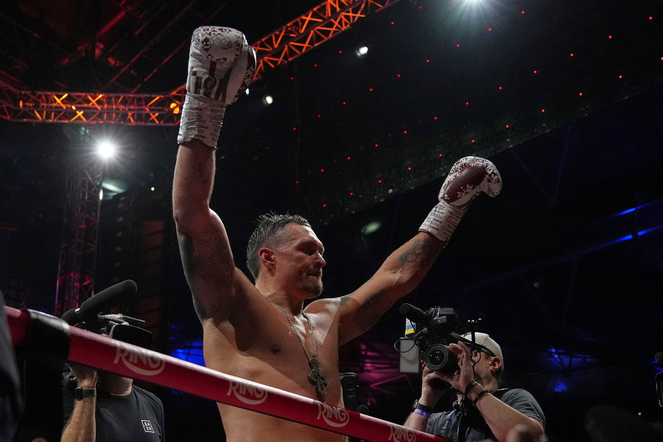 El ucraniano Oleksandr Usyk celebra al vencer a Daniel Dubois para convertirse en el campeón unificado peso pesado.