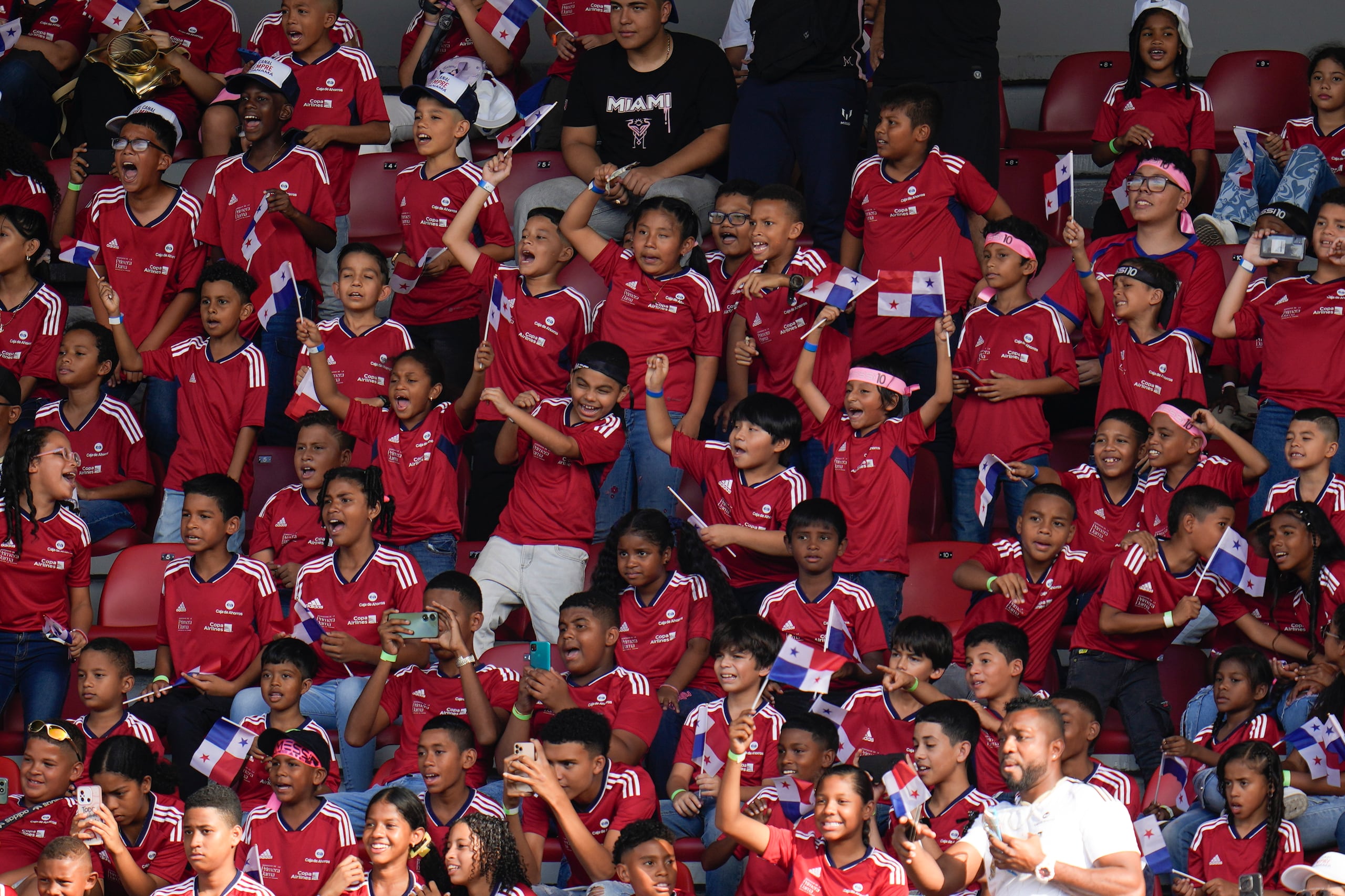 Los aficionados vitorean antes de un partido amistoso de fútbol entre el Inter de Miami de Estados Unidos y el Sporting San Miguelito de Panamá en la Ciudad de Panamá, el domingo 2 de febrero de 2025. (Foto AP/Matías Delacroix)