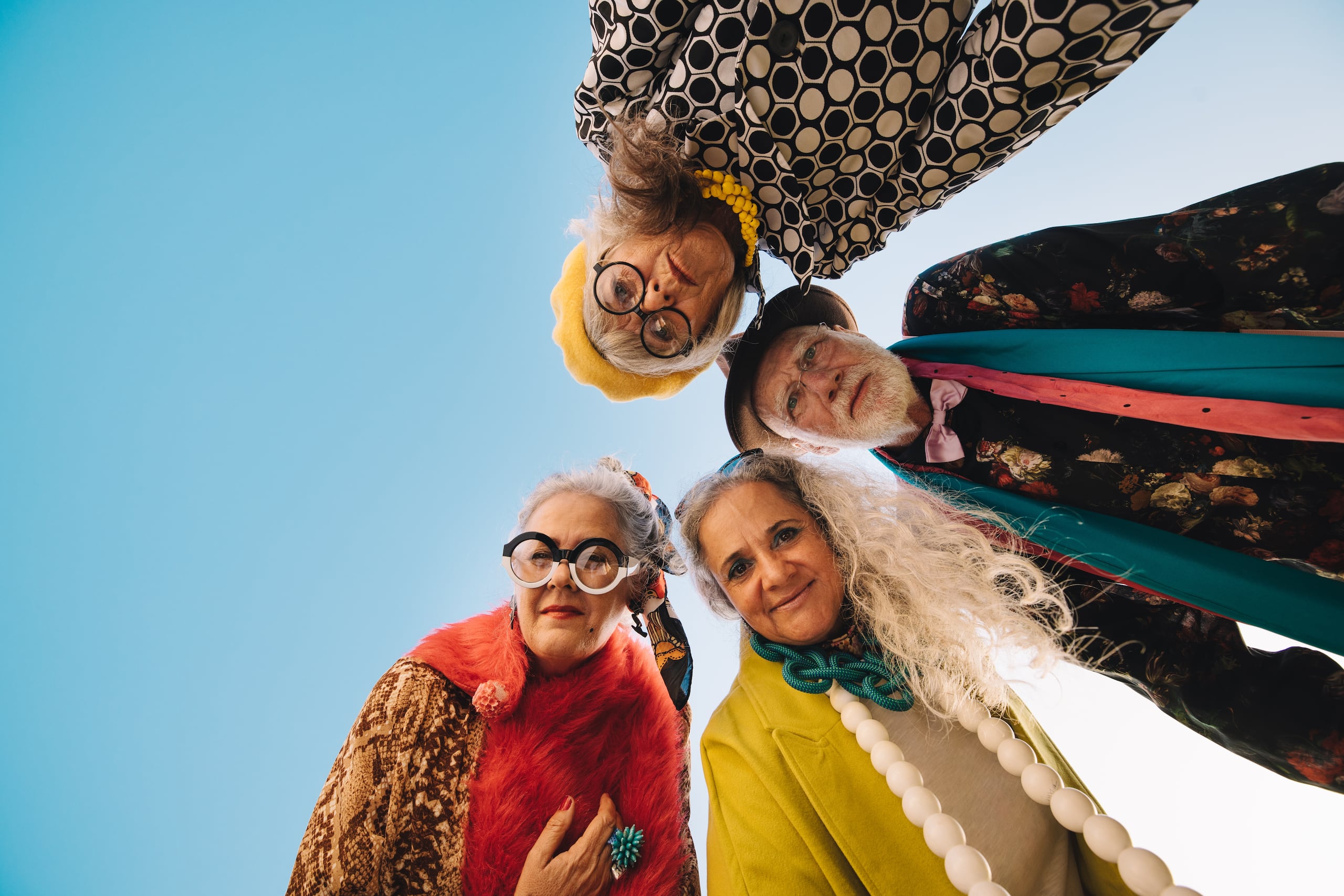 Aunque pueden producir síntomas similares, cada virus de hepatitis se manifiesta de modo distinto, tiene diferentes vías de transmisión e infección, e impacta, típicamente, a poblaciones diversas.