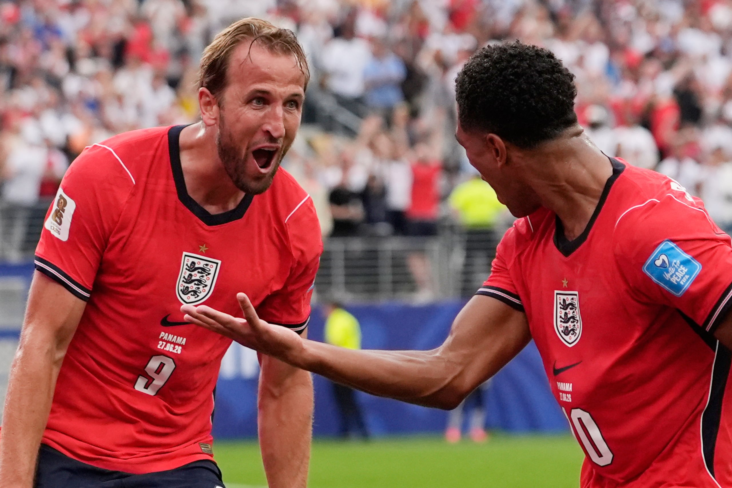 Harry Kane celebra con su compañero Jude Bellingham tras anotar el segundo gol de Inglaterra ante Panamá.