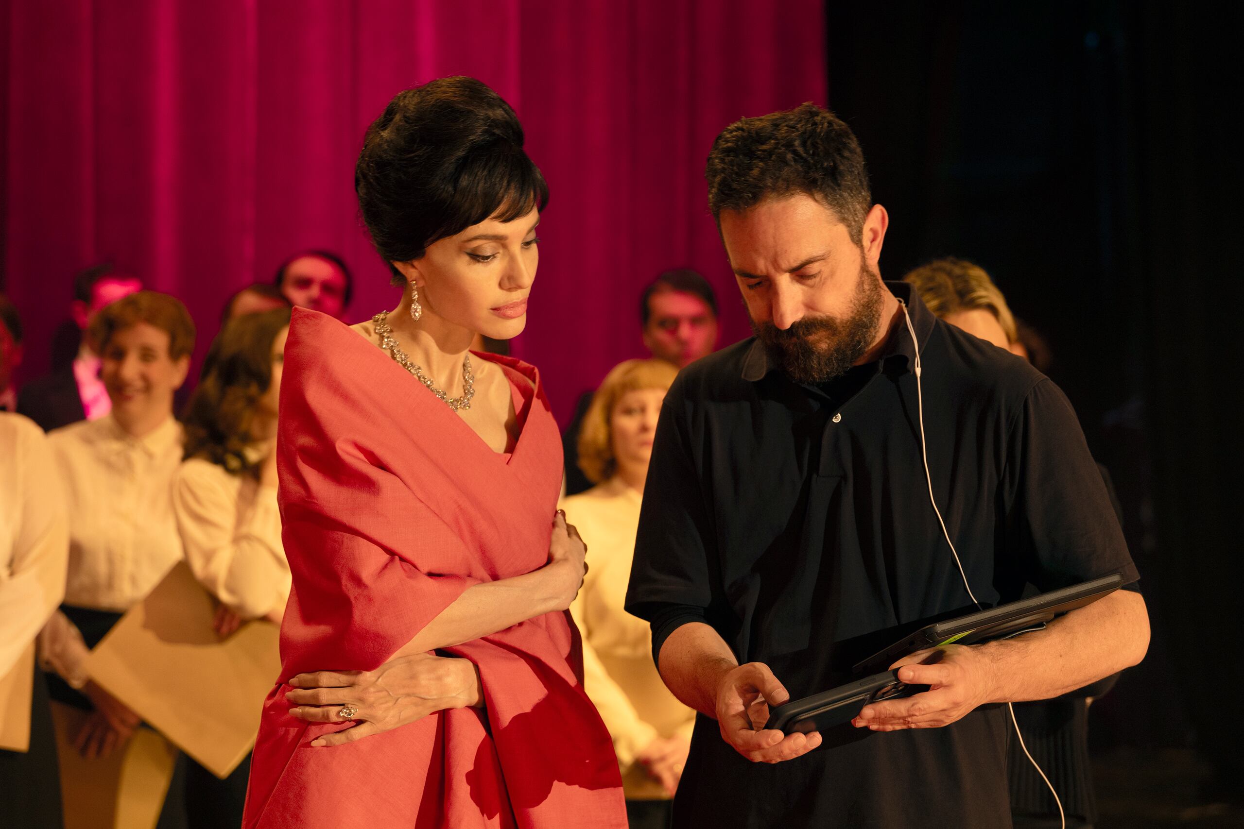 Esta imagen difundida por Netflix muestra a Angelina Jolie, izquierda, con el director Pablo Larraín en el set de "Maria". (Pax Jolie-Pitt//Netflix vía AP)