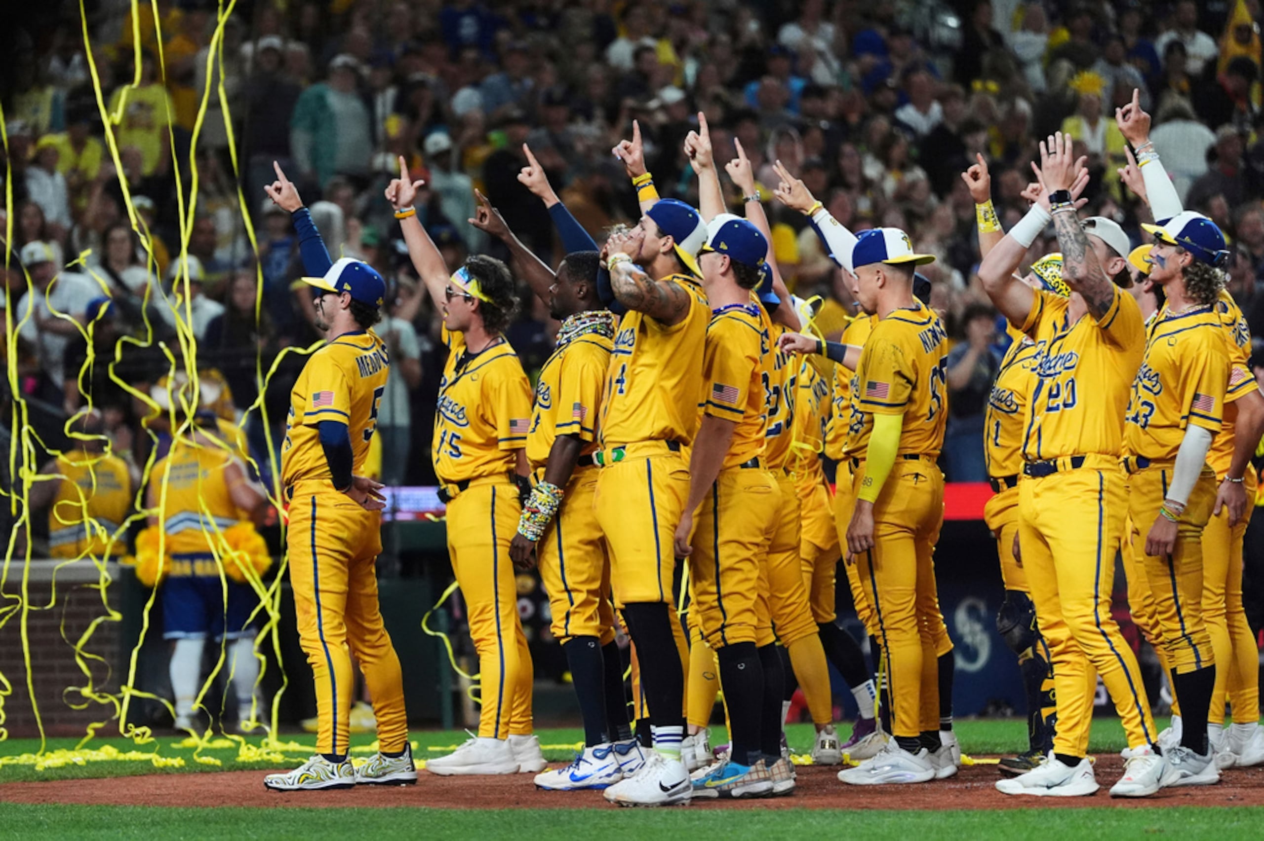 Los Savannah Bananas celebran su victoria sobre los Firefighters durante su "Banana Ball World Tour" el 19 de septiembre de 2025 en Seattle.