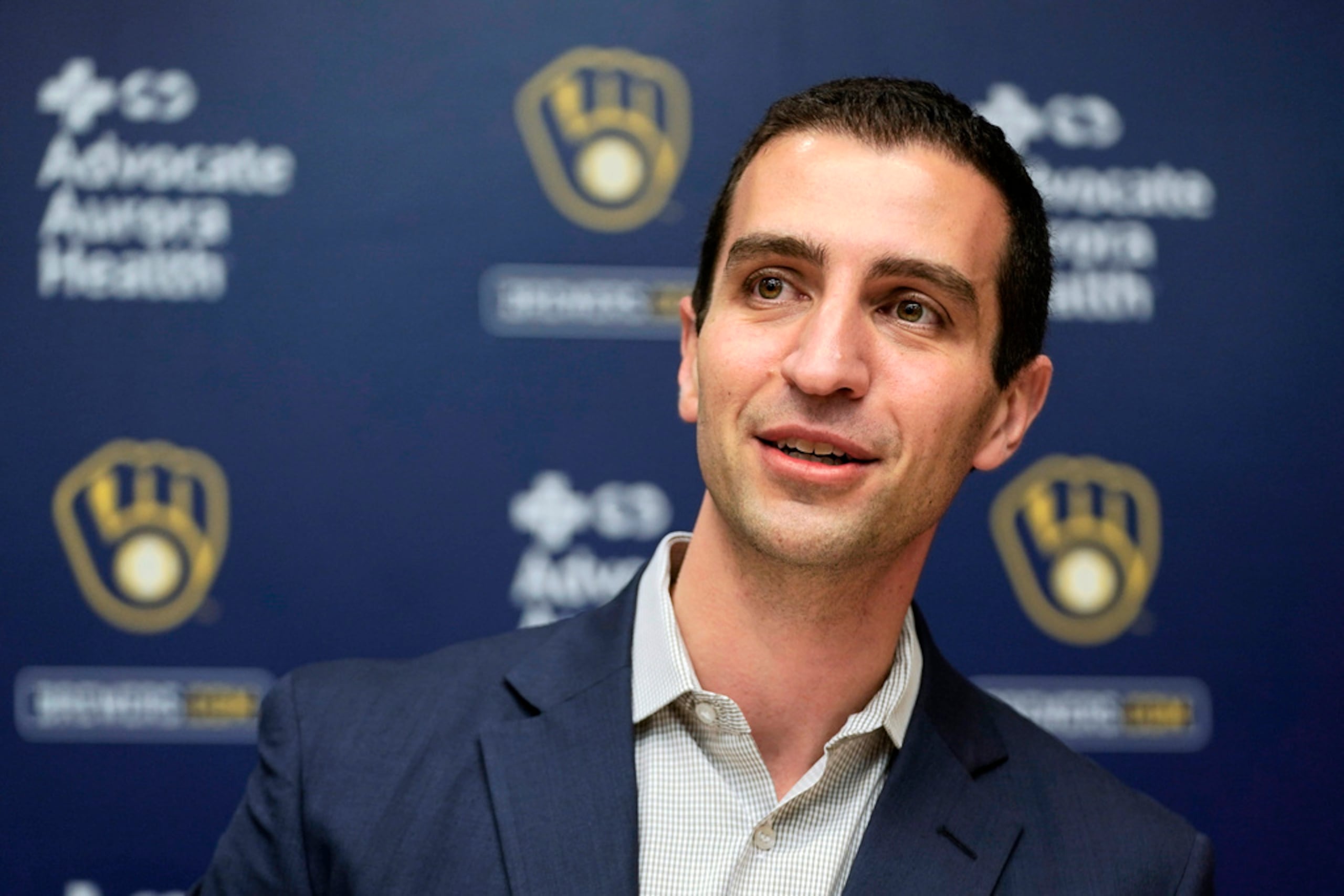 David Stearns viene de ser el presidente de las operaciones de béisbol de los Brewers de Milwaukee.