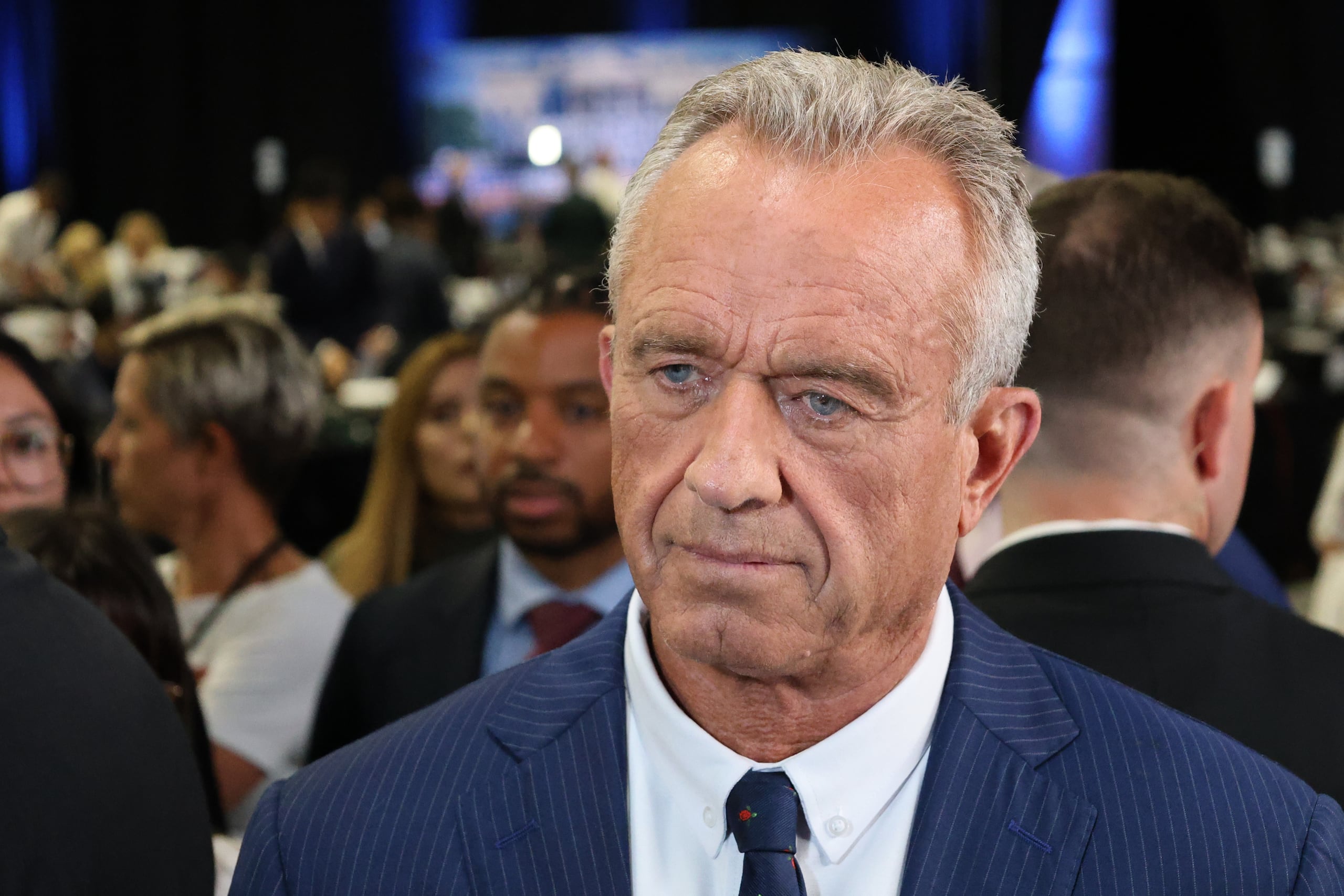 Robert F. Kennedy Jr. es conocido por las teorías conspiratorias que comenzó a difundir durante la pandemia sobre las vacunas y la covid-19, como que ese virus tenía como objetivo atacar a los caucásicos y a los negros y que las personas más inmunes son los chinos y los judíos asquenazíes.