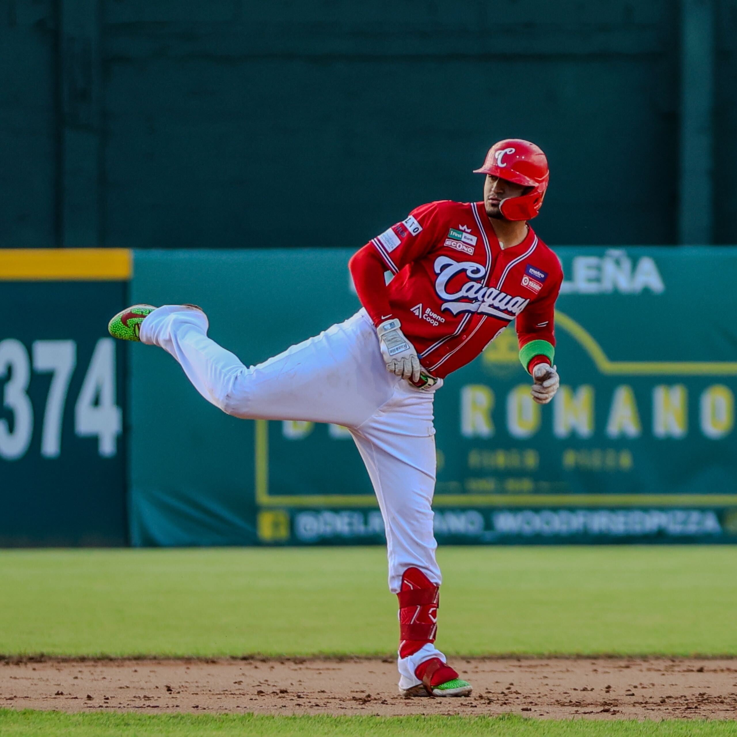 Luis Vázquez festeja tras conectar un imparable con los Criollos de Caguas en la Liga de Béisbol Profesional Roberto Clemente.