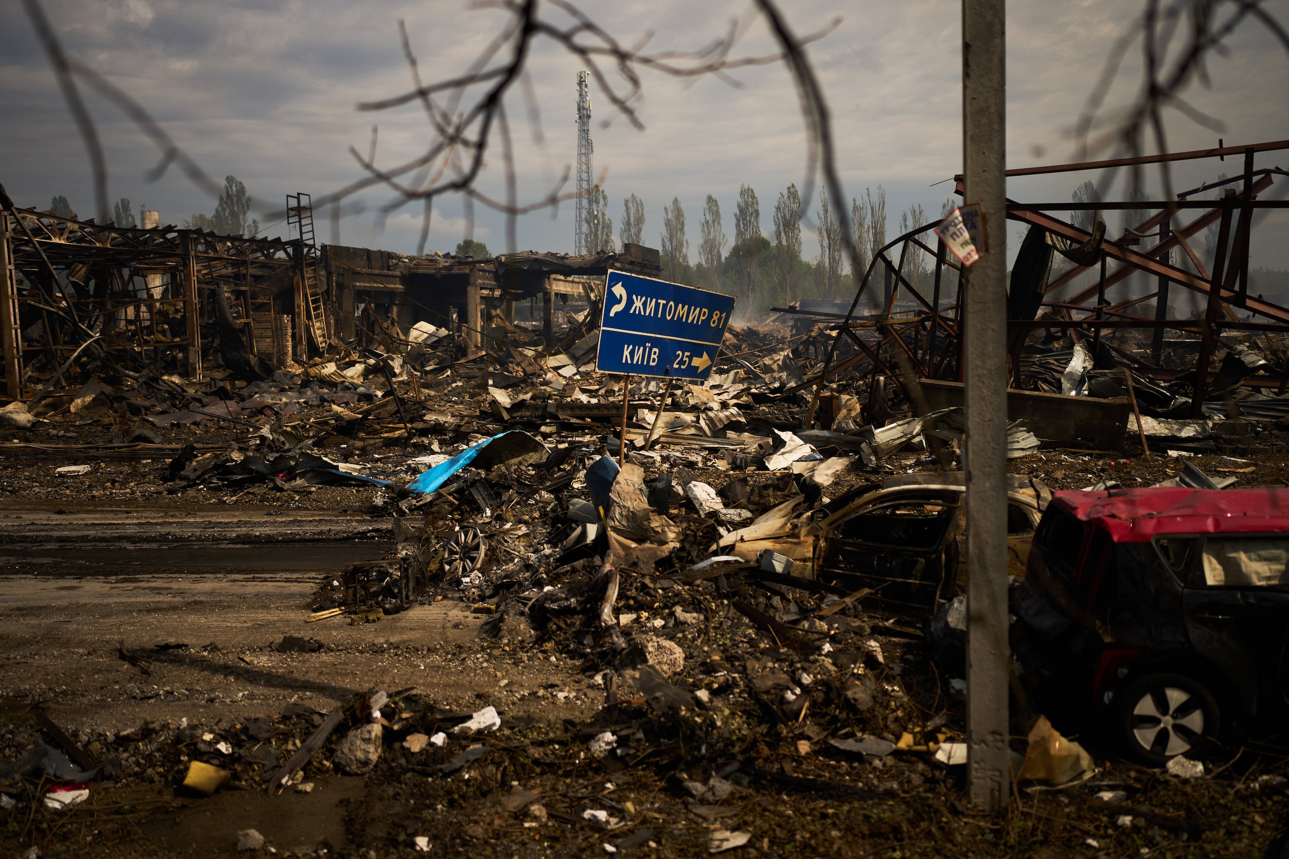 Vehículos destruidos y escombros yacen esparcidos al día siguiente de un ataque ruso contra un almacén en la localidad de Myla, a las afueras de Kiev, el domingo 30 de agosto de 2026. (Foto AP/Francisco Seco)
