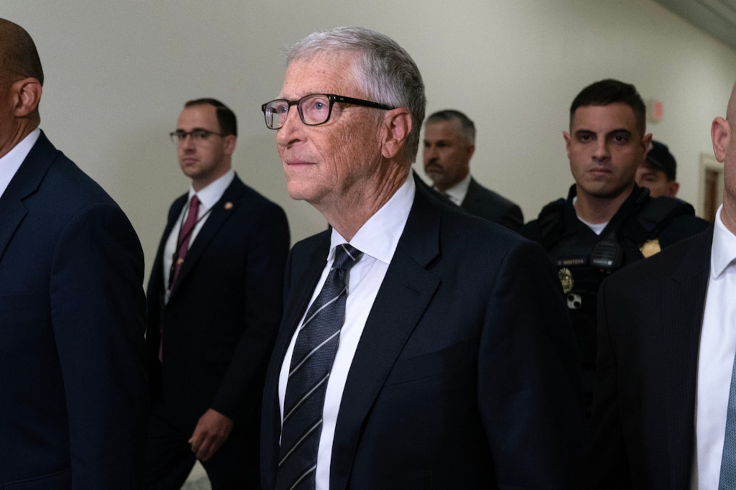 Bill Gates llega al Capitolio para una entrevista a puerta cerrada con el Comité de Supervisión de la Cámara de Representantes que investiga al delincuente sexual convicto Jeffrey Epstein, en Washington, el 10 de junio de 2026.