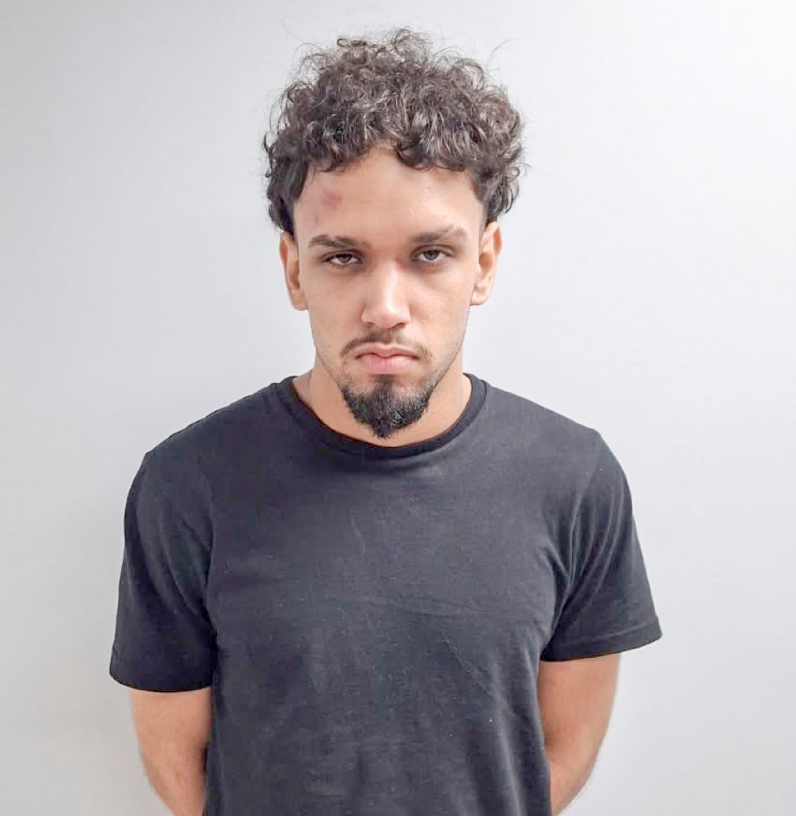 El fugitivo, contra quien pesaba una orden de arresto por un asesinato en Morovis, identificado como Daniel Adrián Cuevas González, fue capturado en Río Piedras.