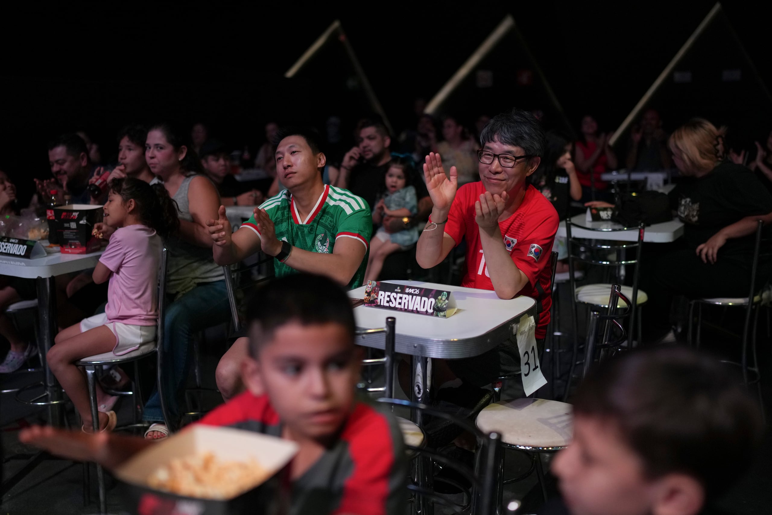 Los fanáticos sudcoreanos aplauden el espectáculo.