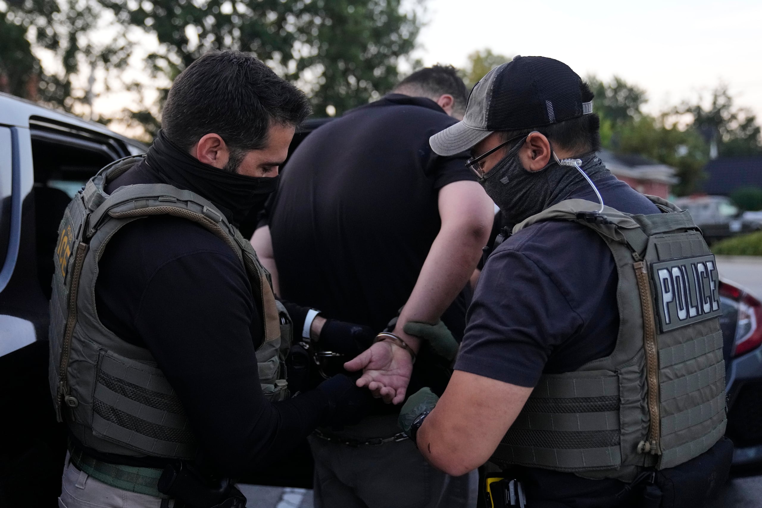 Agentes del Servicio de Inmigración y Control de Aduanas de Estados Unidos (ICE) realizan un arresto durante un operativo matutino en Park Ridge, Illinois, el viernes 19 de septiembre de 2025. (AP Foto/Erin Hooley)