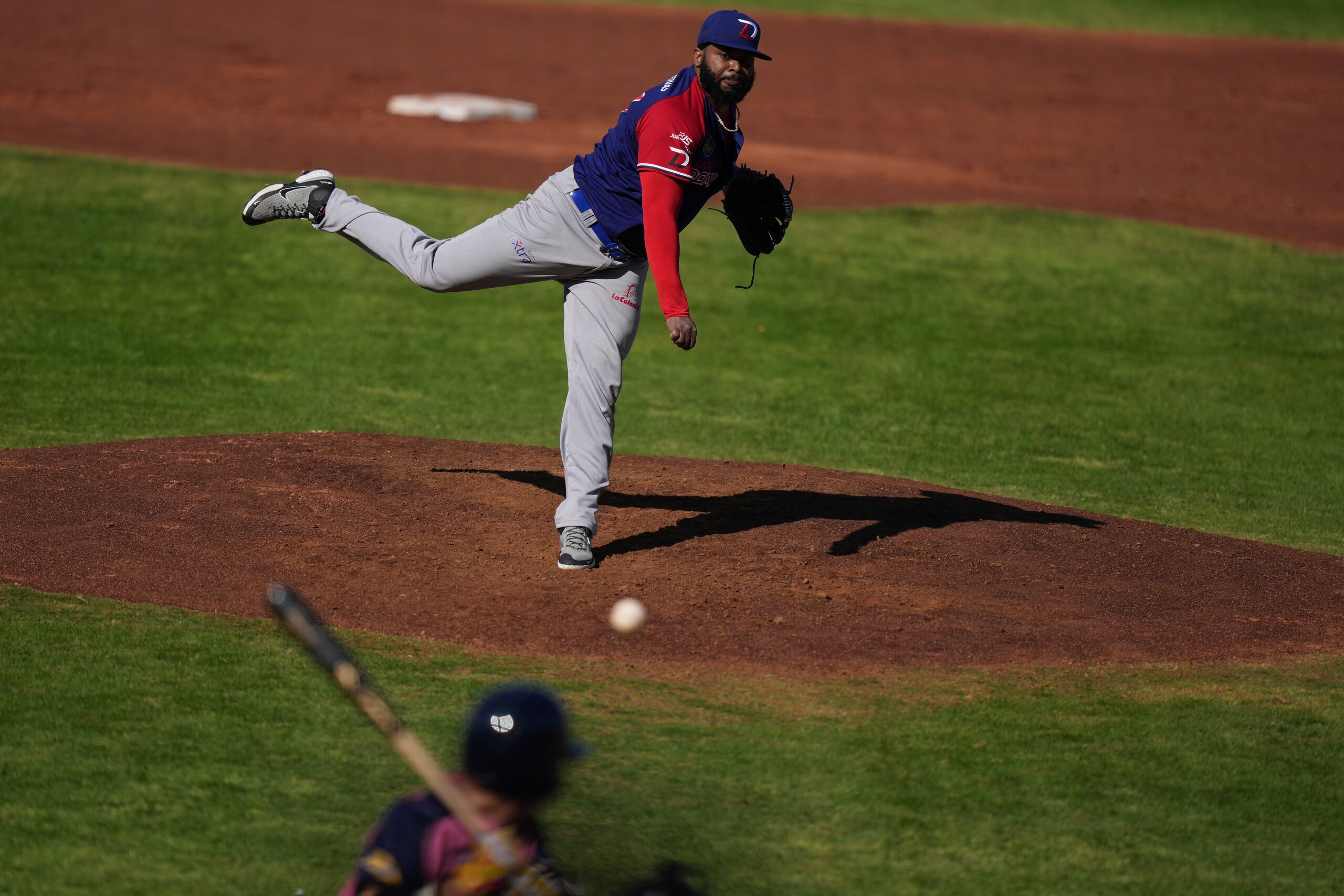 Johnny Cueto, abridor de República Dominicana, lanza frente a Takeru Ohashi, de Japón, en un juego de la Serie del Caribe, disputado el sábado.