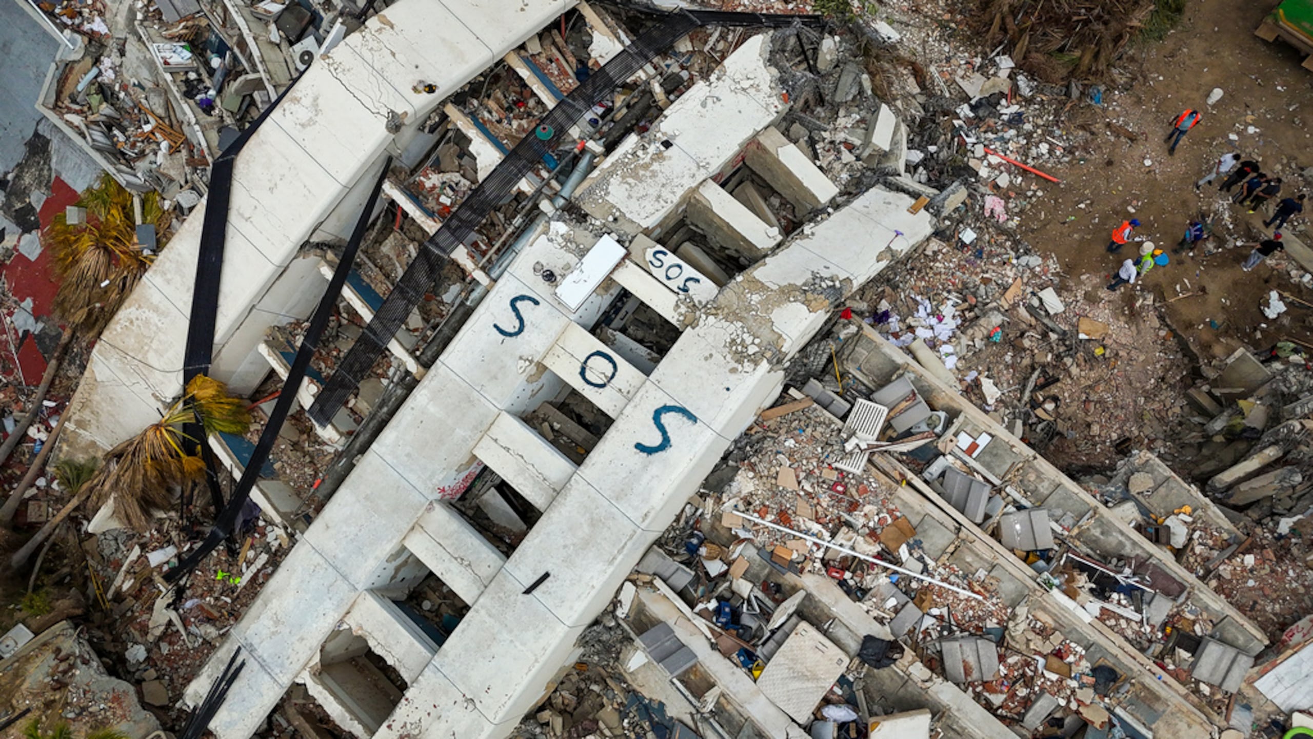 La palabra "SOS" se observa sobre edificios colapsados tras los terremotos gemelos del 24 de junio en Caraballeda, estado La Guaira, Venezuela, el 2 de julio de 2026.