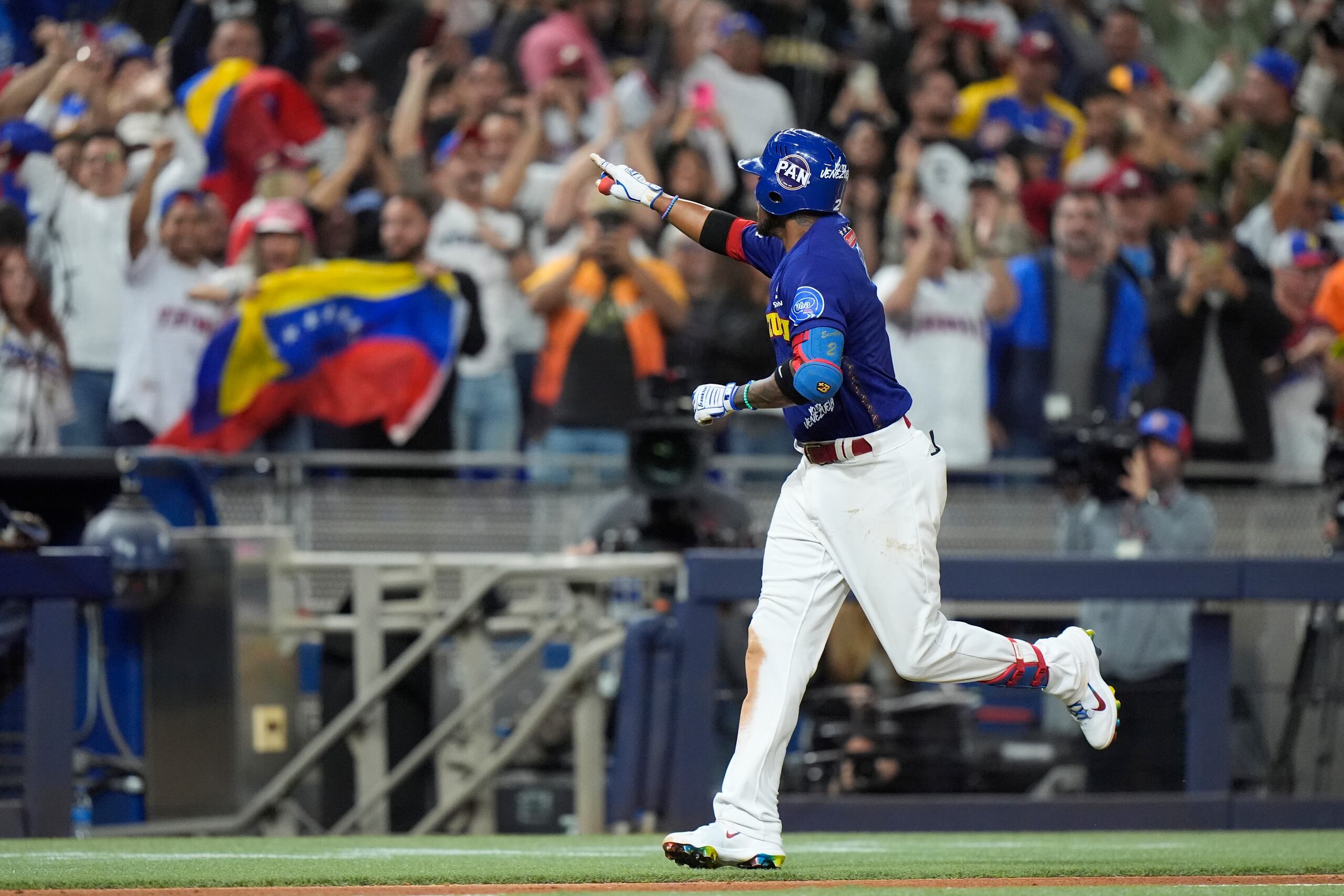 Alcides Escobar, de Venezuela, festeja al recorrer las bases tras conectar un jonrón en el duelo de la Serie del Caribe ante Panamá.