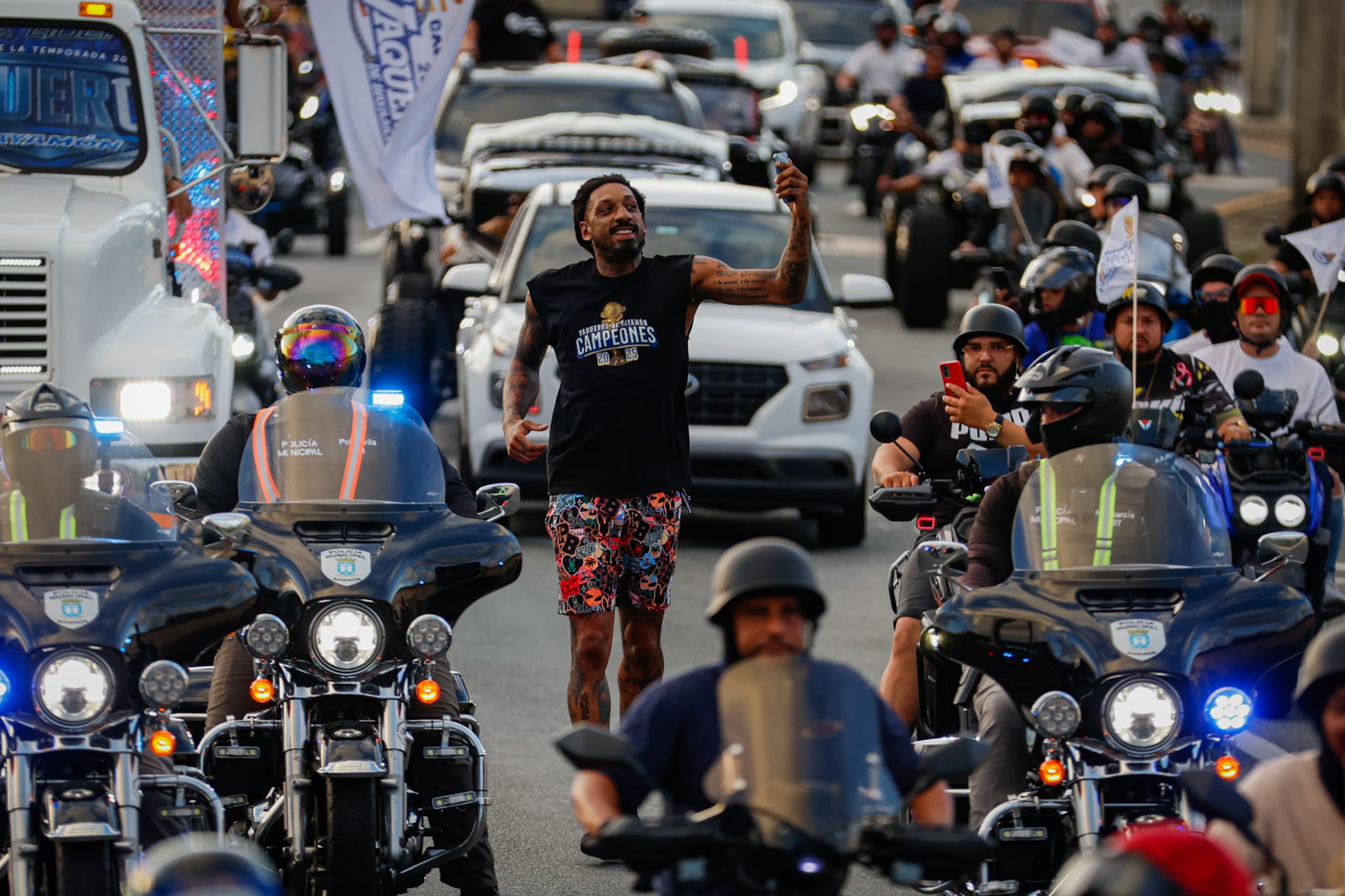Renaldo Balkman corriendo por las calles de Bayamón durante la caravana de campeonato de los Vaqueros.