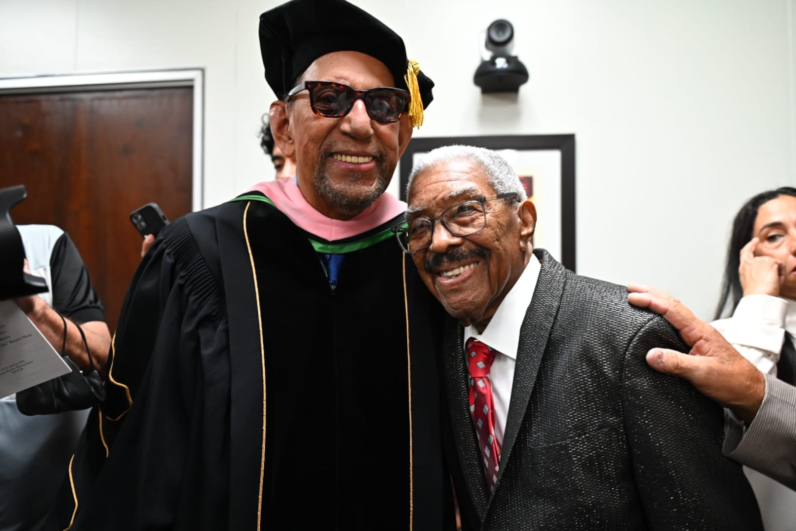 Su colega Rafael Ithier, director de El Gran Combo y honrado también con un doctorado honoris causa de la Universidad de Puerto Rico el mes pasado, celebró con Rosario.