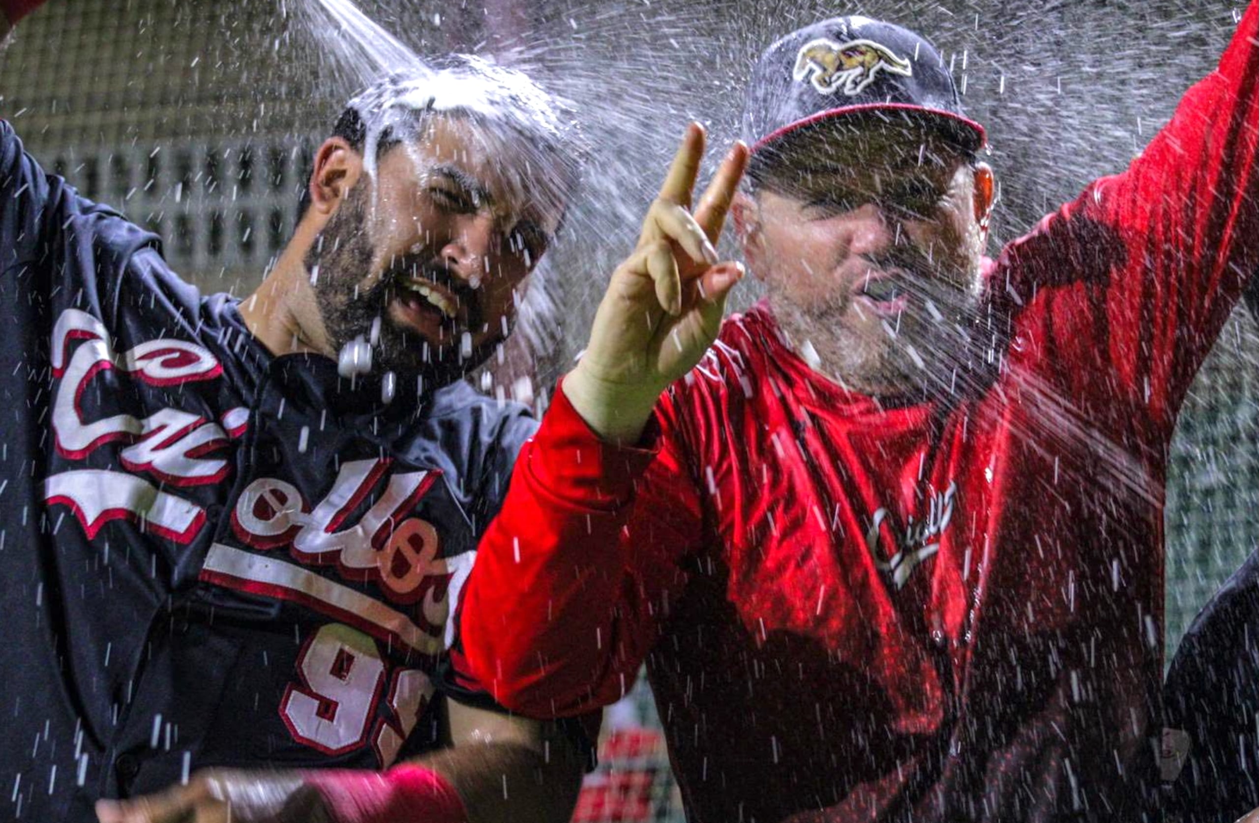 Robert Martínez y Saúl Monaguillo Rivera celebran la clasificación.