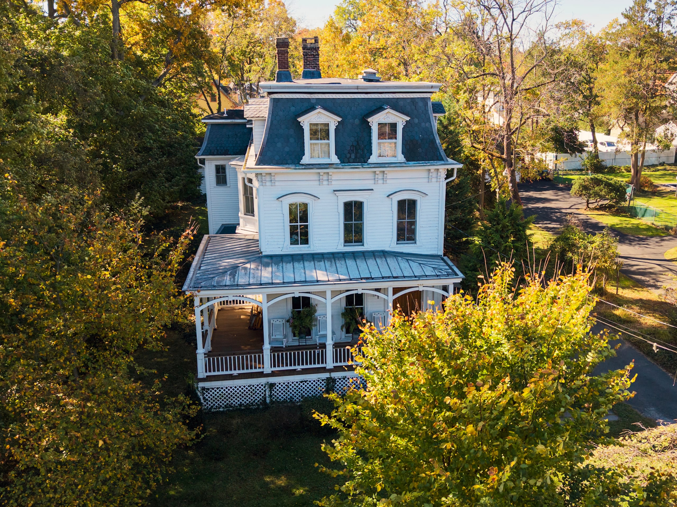 Una casa de estilo victoriano, que se cree sirvió de inspiración para la mansión ficticia de la familia Addams, creada por el dibujante Charles Addams, se encuentra en Elm Street, en Westfield, Nueva Jersey.