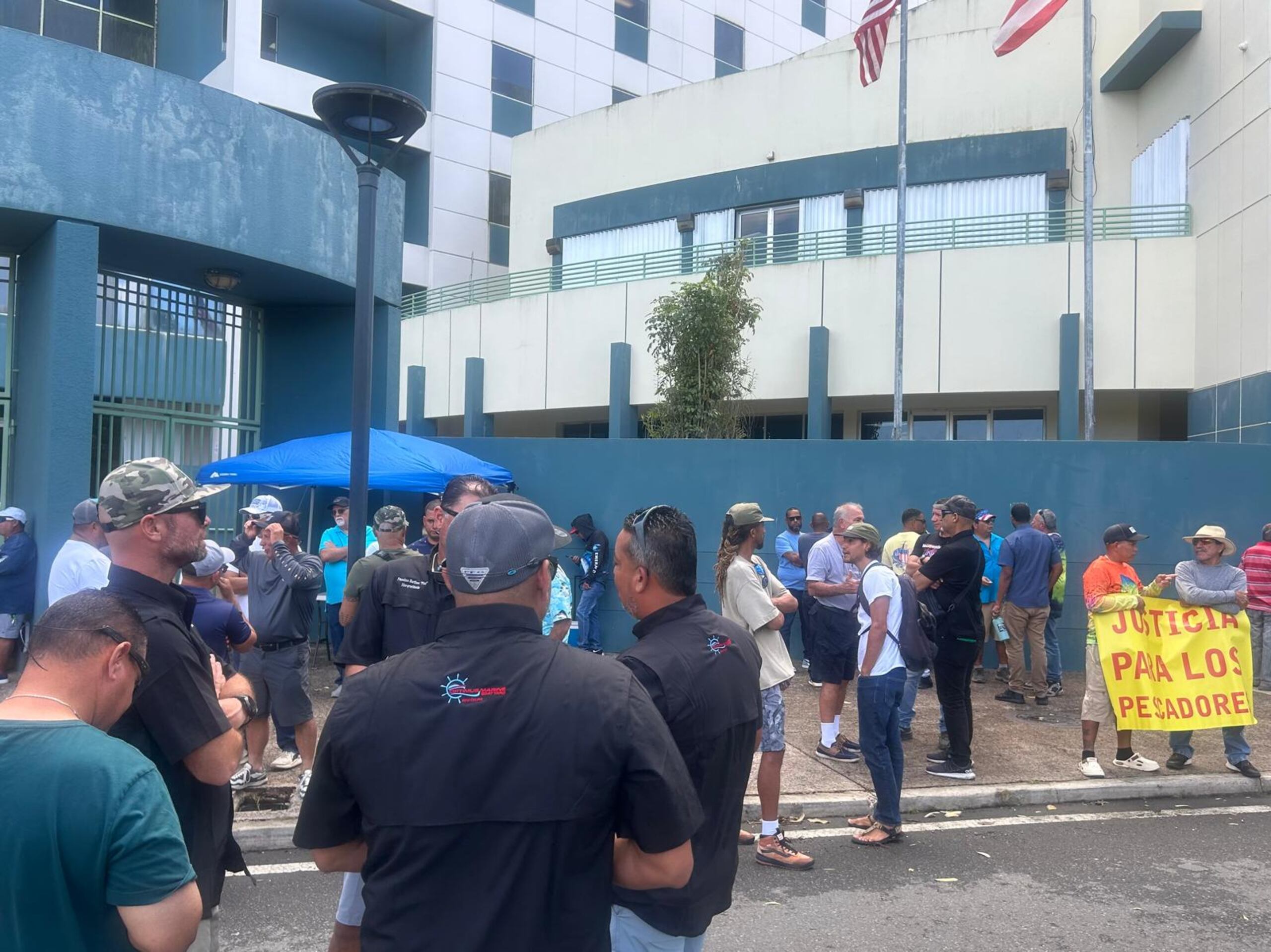 En la manifestación se reunieron varias decenas de pescadores.