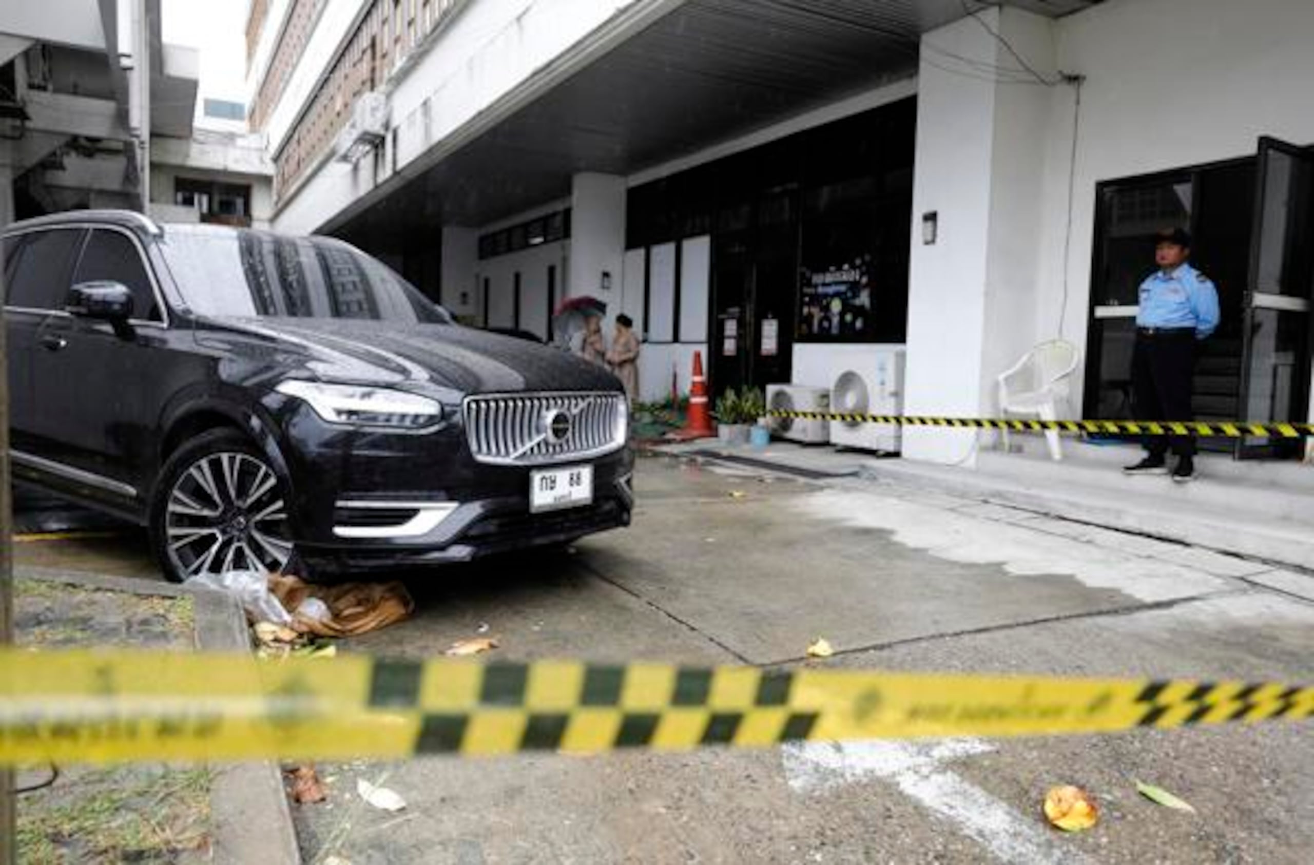 La Policía de Tailandia investiga un coche como el escenario de un crimen en el que un exdiputado disparó contra un alto funcionario y su conductor.
EFE/EPA/NARONG SANGNAK