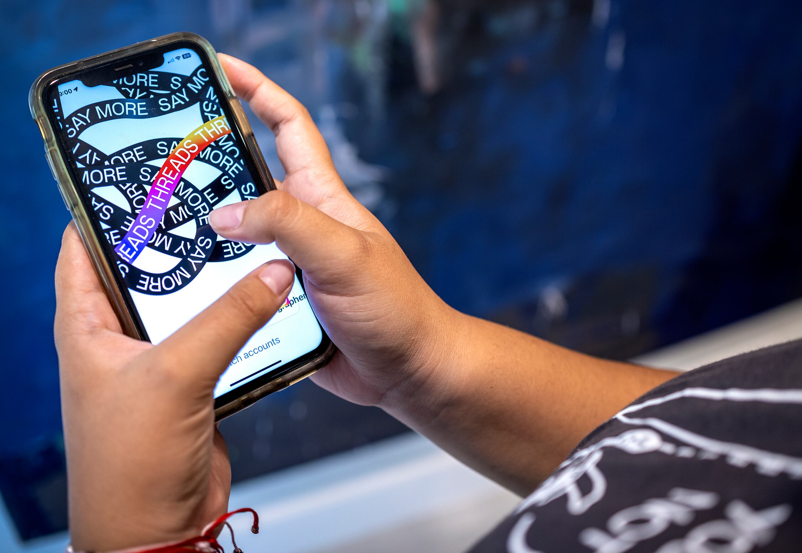 Entre las eventuales estafas detectadas  hay una que ofrece salarios de 2,000 dólares, por dar a "me gusta" y comentar publicaciones, pero para ello deben adquirir una aplicación por 30 dólares.