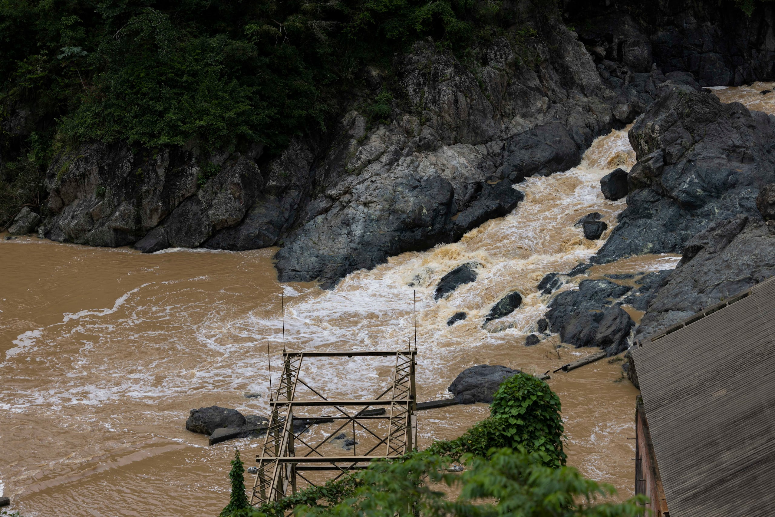 Comerío, Puerto Rico,  Mayo 7, 2024. MCD. Recorrido por pueblos de Bayamón, Naranjito, Barranquitas y Comerío luego de un día de fuertes lluvias causadas por una vaguada. En la foto Represea de Comerío.
FOTO POR: josian.bruno@gfrmedia.com
Josian Bruno / GFR Media