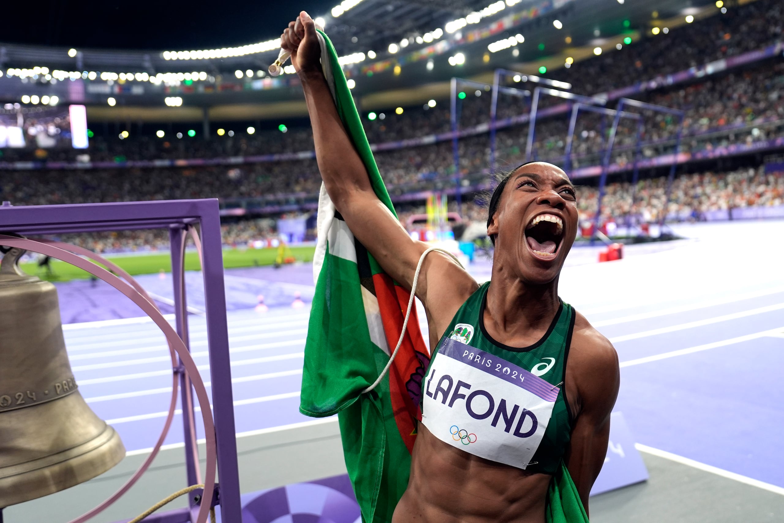 La dominiquesa Thea Lafond celebra tras ganar la medalla de oro del salto triple del atletismo de los Juegos Olímpicos, el sábado 3 de agosto de 2024, en Saint-Denis, France.