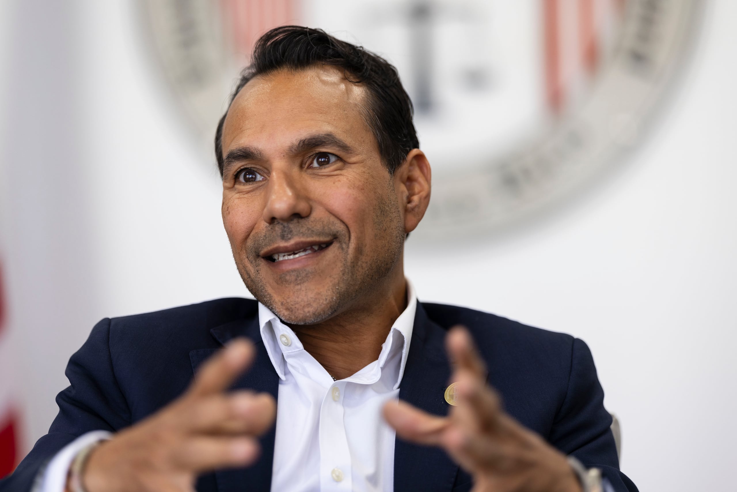 Robert Mujica Jr. presentó un nuevo plan fiscal para la AEE, y afirmó que el gobierno puede pagar a los acreedores 2,600 millones de dólares.