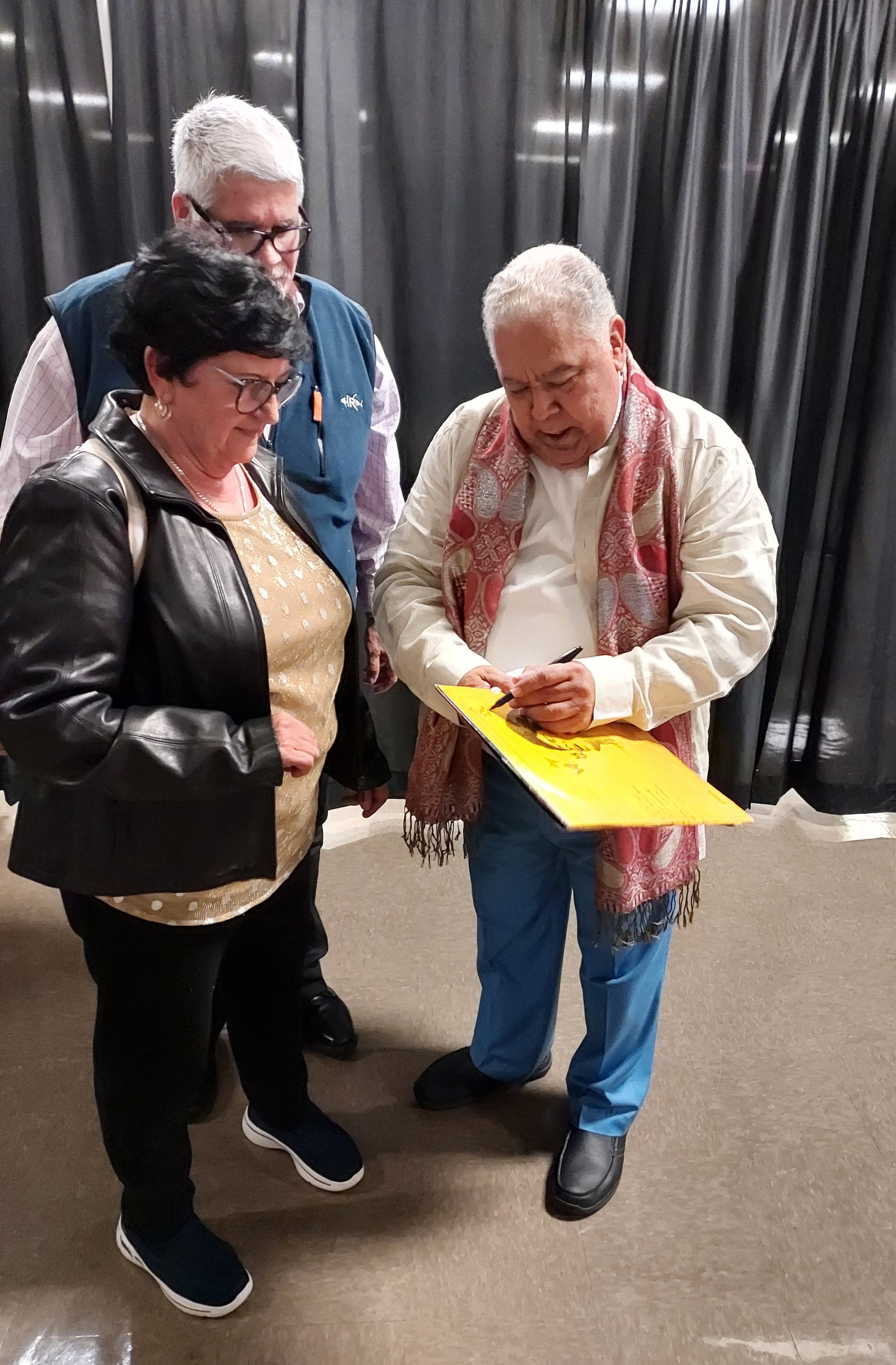 Danny Rivera recibió en su camerino a un grupo de fanáticos, como Rafael Rivera y su esposa Margarita, con quienes se retrató y les firmó su disco "Alborada", que incluye "Tú vives en mi pensamiento", vals que bailaron el día de su matrimonio, hace 47 años.