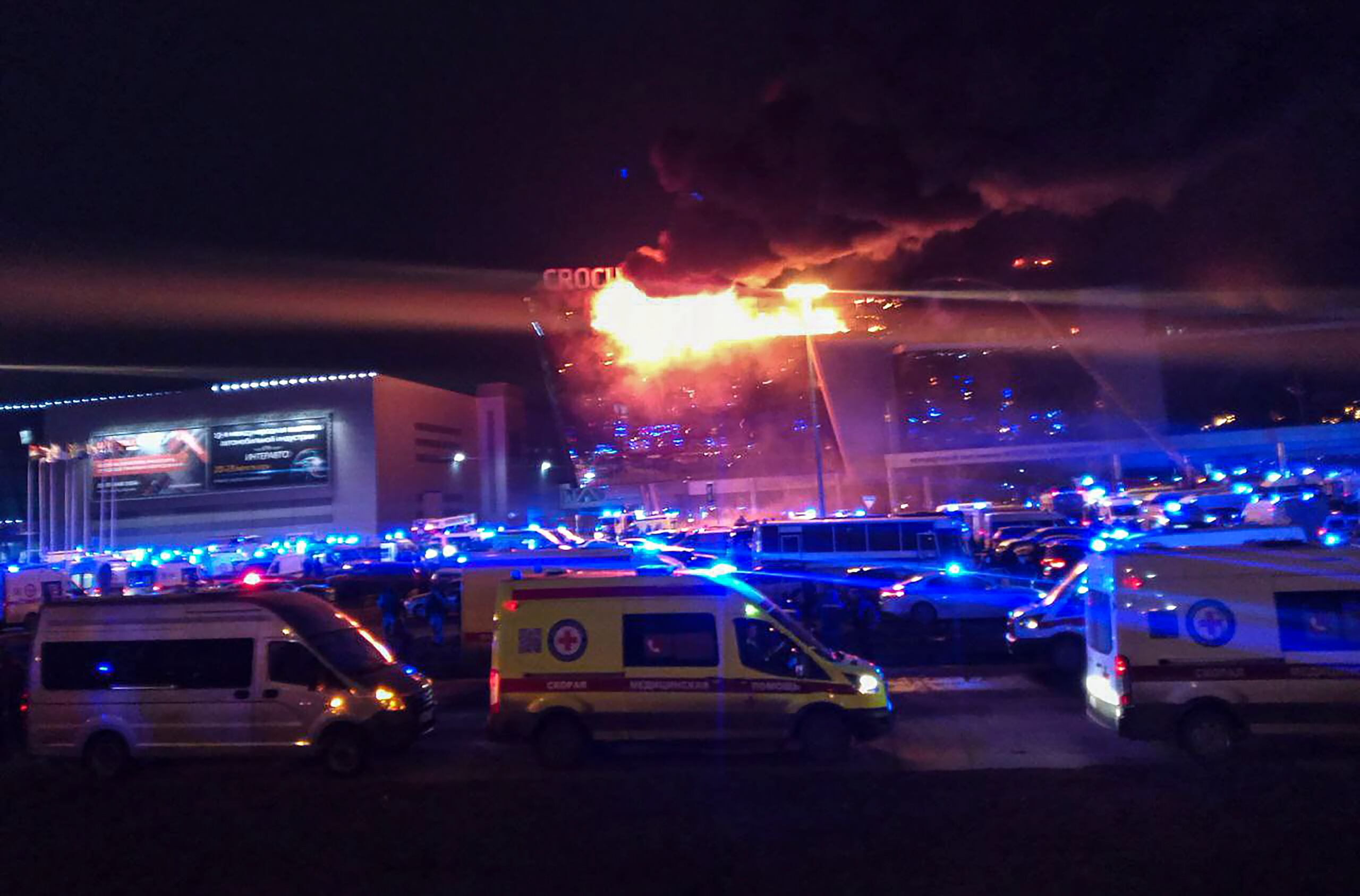 Ambulancias llegan cerca de la sala de conciertos Crocus City Hall en llamas después de un tiroteo en Krasnogorsk, en las afueras de Moscú, Rusia, 22 de marzo de 2024. Un grupo de hasta cinco hombres armados atacó el Ayuntamiento de Crocus en la región de Moscú, dijeron los servicios de emergencia rusos. (Terrorista, Atentado terrorista, Rusia, Moscú) (EFE/EPA/MAXIM SHIPENKOV)