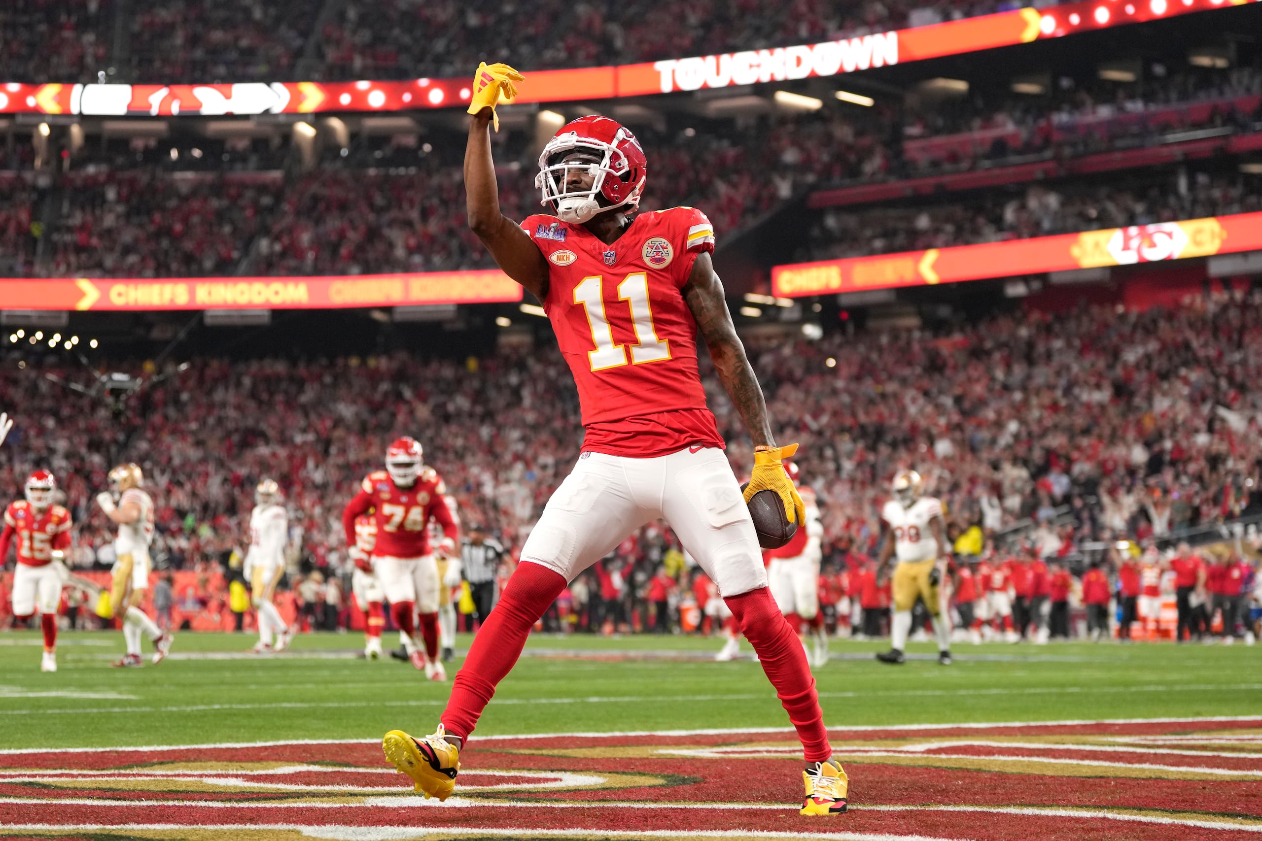 El receptor abierto de los Kansas City Chiefs, Márquez Valdés-Scantling (11), celebra después de un touchdown durante la segunda mitad del partido de fútbol americano del Super Bowl 58 de la NFL el domingo 11 de febrero de 2024 en Las Vegas.