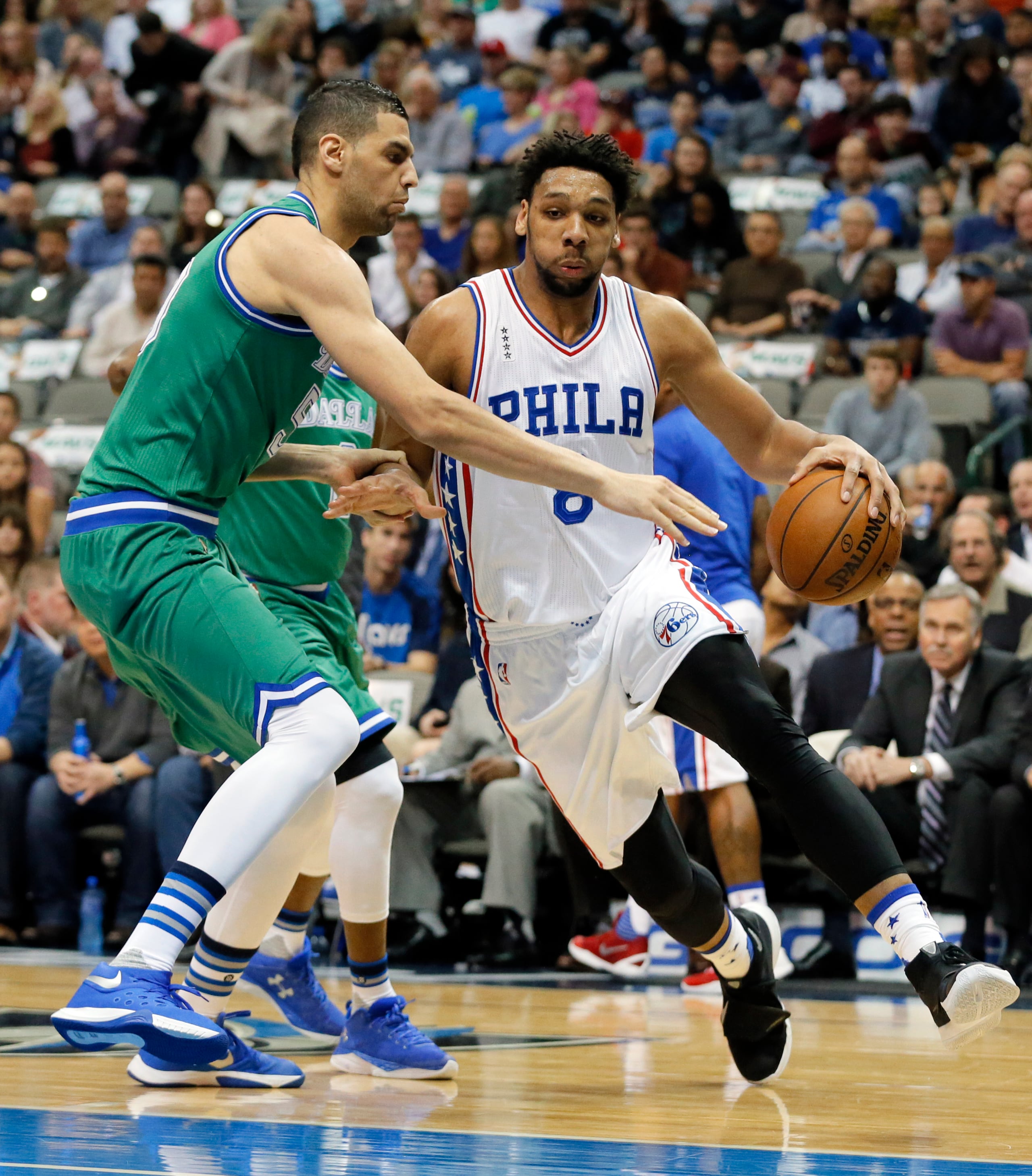 Jahlil Okafor maneja el balón en uniforme de los 76ers de Filadelfia, equipo que lo seleccionó en el Sorteo del Novatos de la NBA.