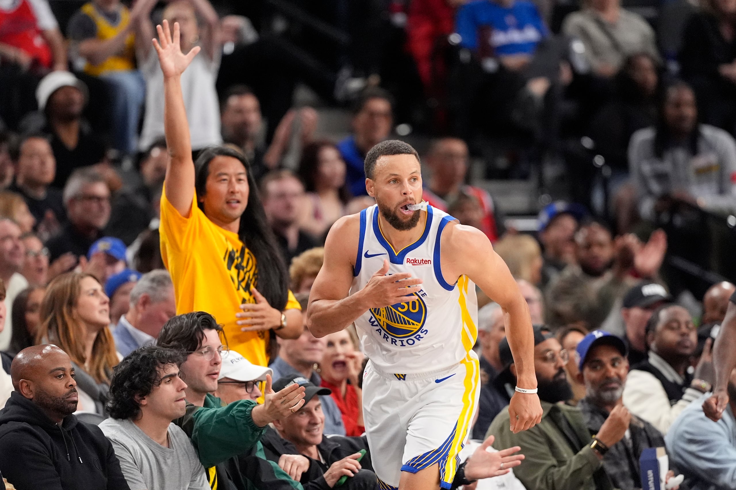 Stephen Curry celebra una jugada en el partido.