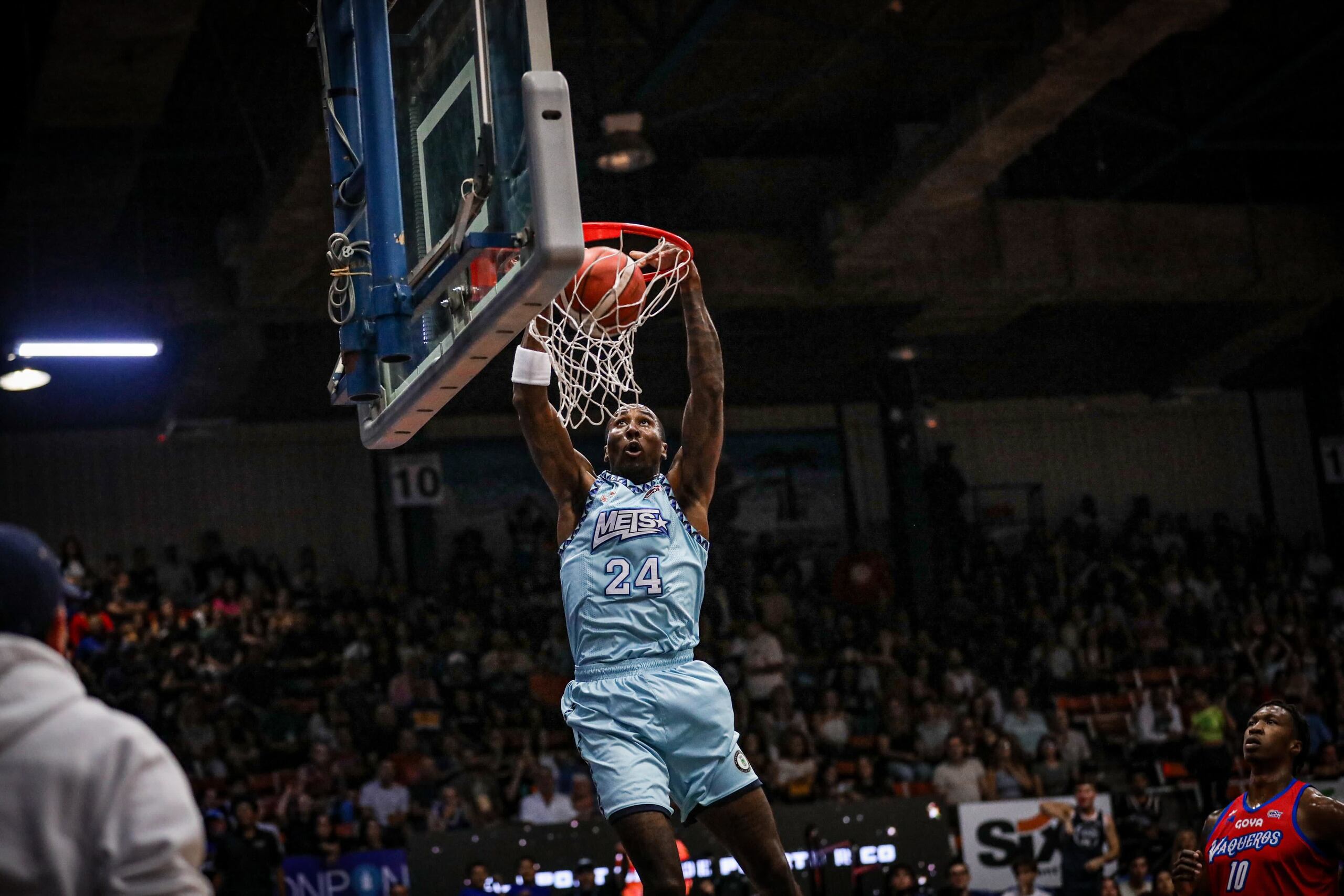 Rondae Hollis-Jefferson, en uniforme de los Mets de Guaynabo, donquea en un juego contra los Vaqueros de Bayamón en la temporada 2024 del BSN.