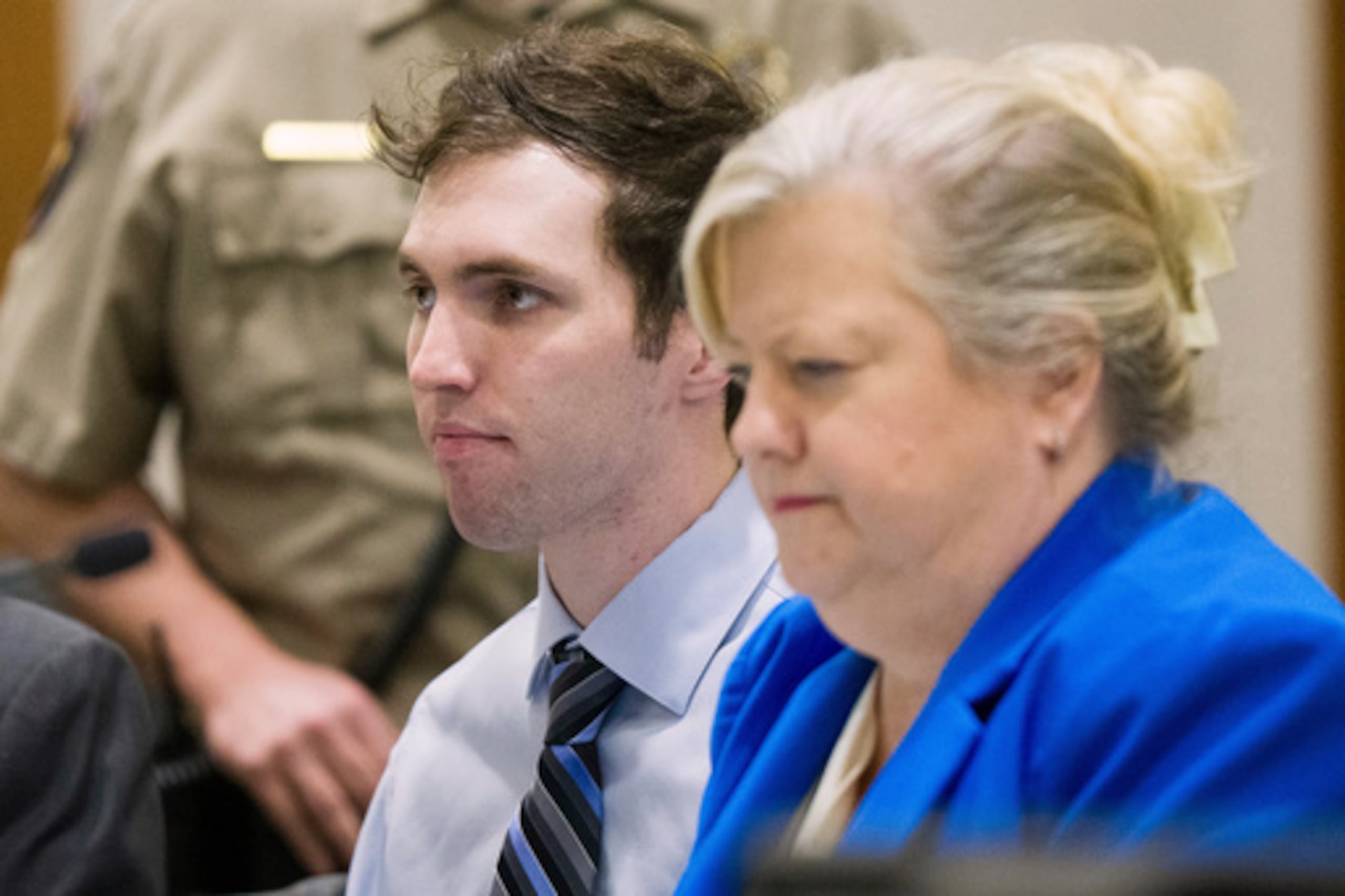 ARCHIVO - Tyler Robinson, acusado de disparar mortalmente a Charlie Kirk, se sienta junto a la abogada defensora Kathryn Nester durante una audiencia en el Tribunal del 4º Distrito en Provo, Utah, el 16 de enero de 2026. (Bethany Baker/The Salt Lake Tribune vía AP, Archivo)