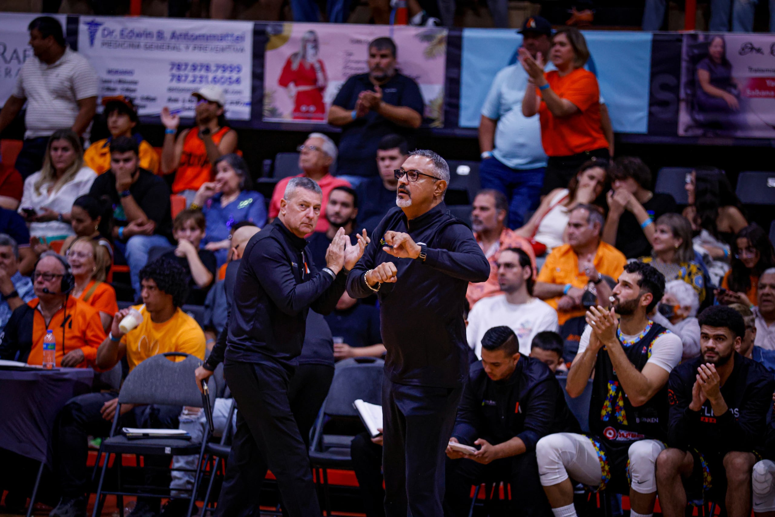 Bobby Porrata aparece al centro, al lado del entrenador Eddie Casiano.