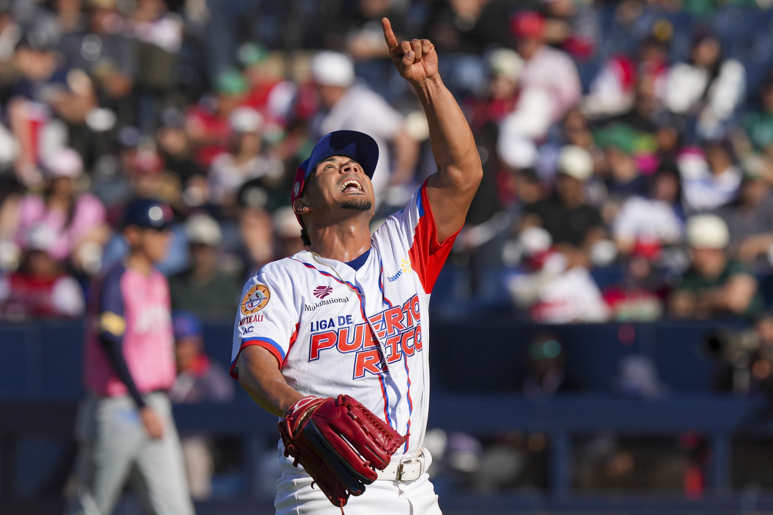 Luis Leroy Cruz celebra luego de cerrar la cuarta entrada contra el Breeze de Japón en la Serie del Caribe.