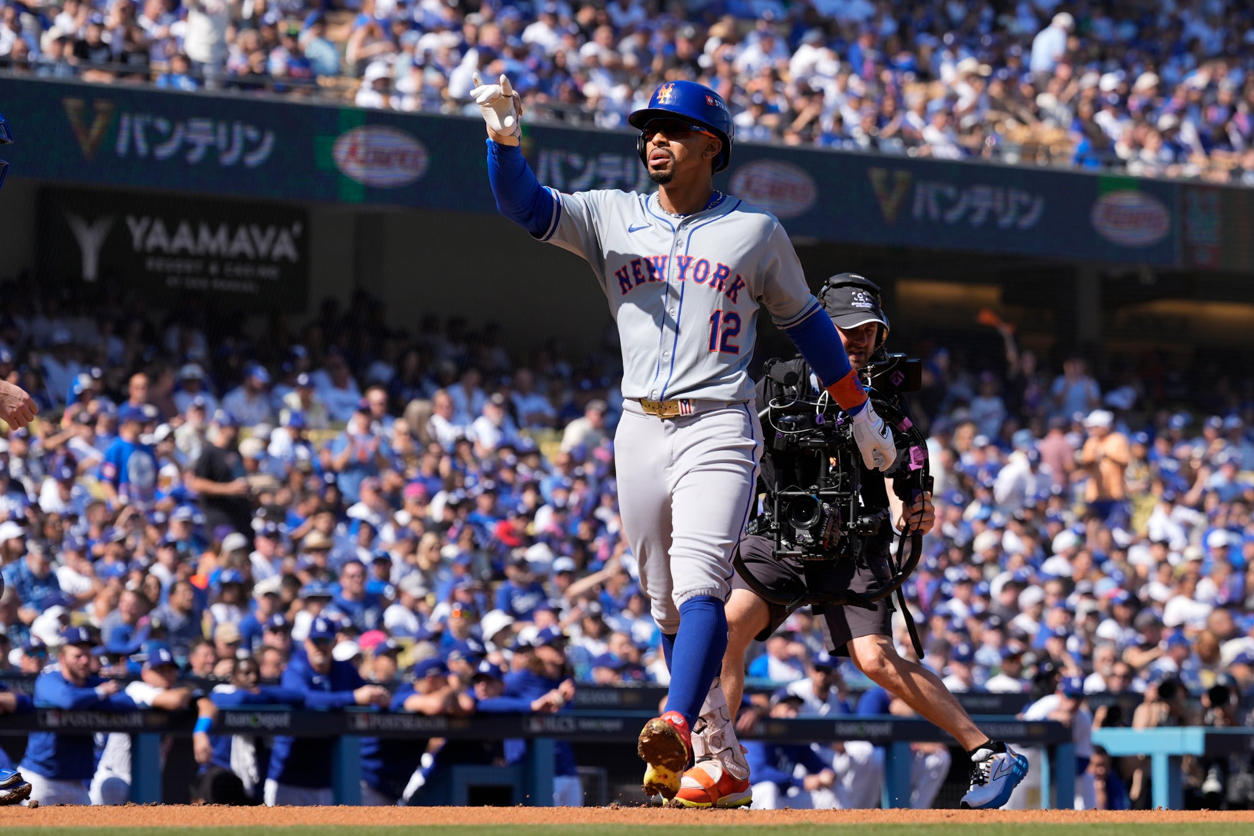 Francisco Lindor celebra su jonrón en el primer turno del partido.