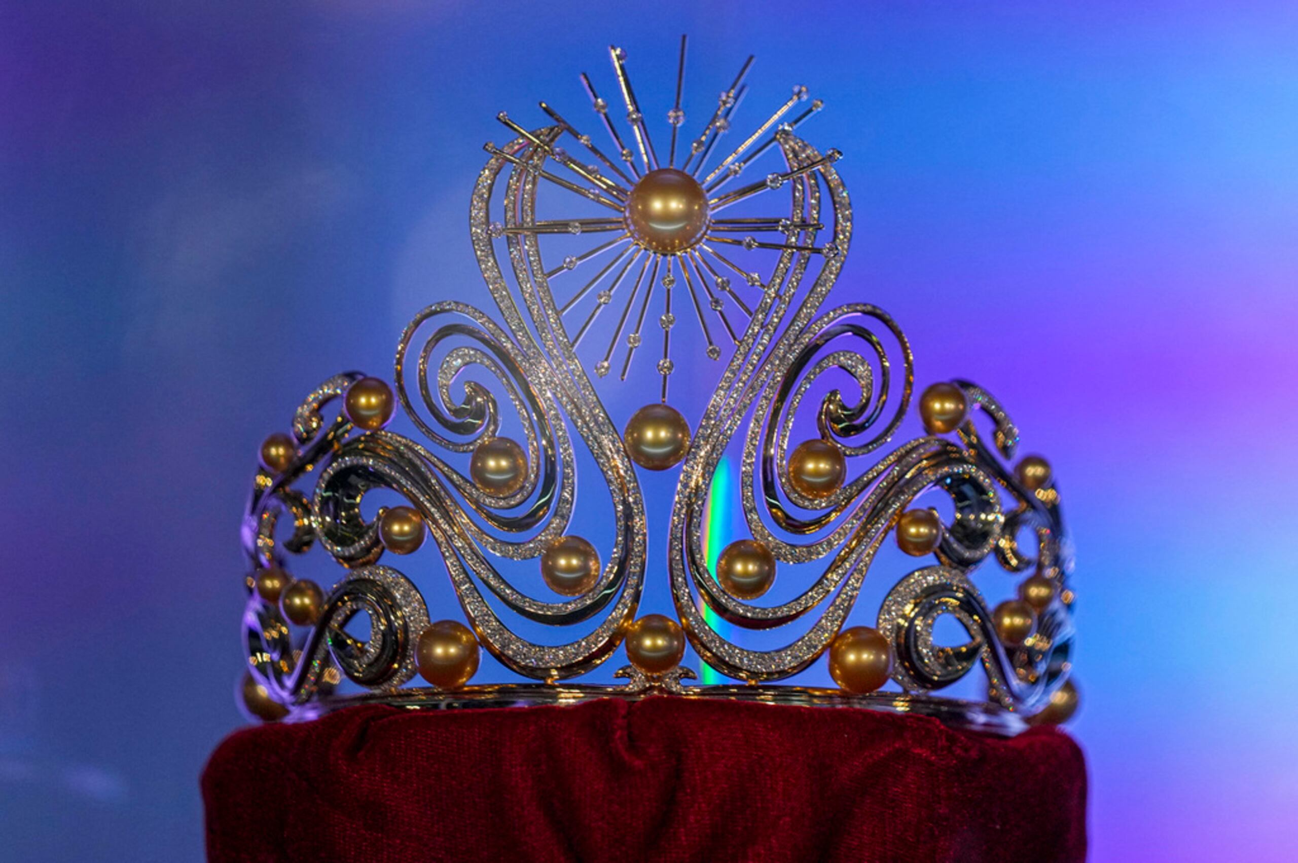 Una delegada se levantará esta noche con la corona "Luz del infinito".
