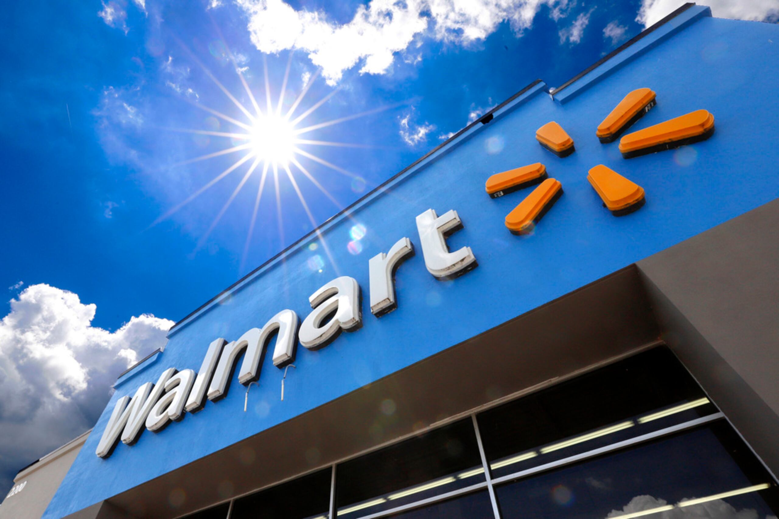 Walmart, que opera más de 300 tiendas en California, pagó 25 millones de dólares en 2010 y acordó detener el vertido en vertederos locales que no están equipados para contener los productos peligrosos.