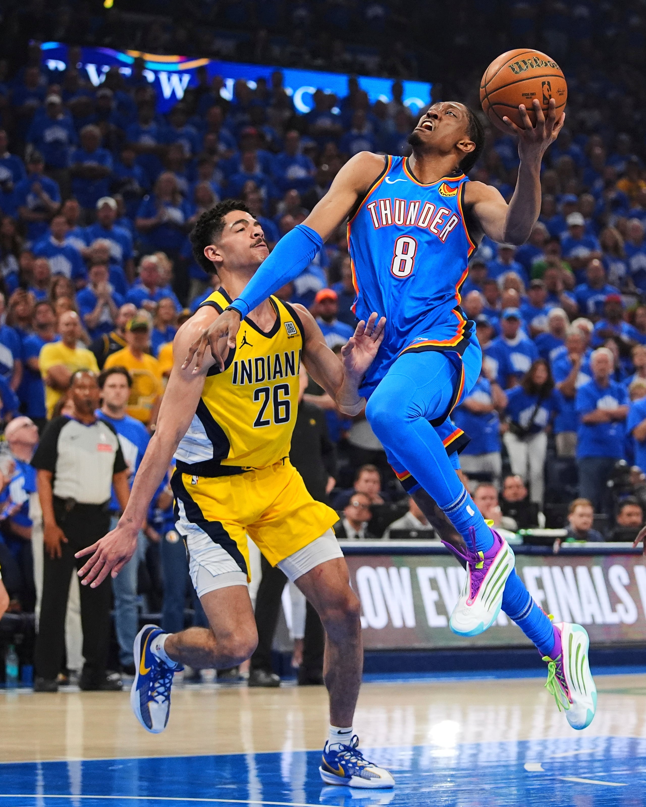 Jalen Williams (8), del Thunder de Oklahoma City, dispara ante la marca defensiva de Ben Sheppard (26), de los Pacers de Indiana.