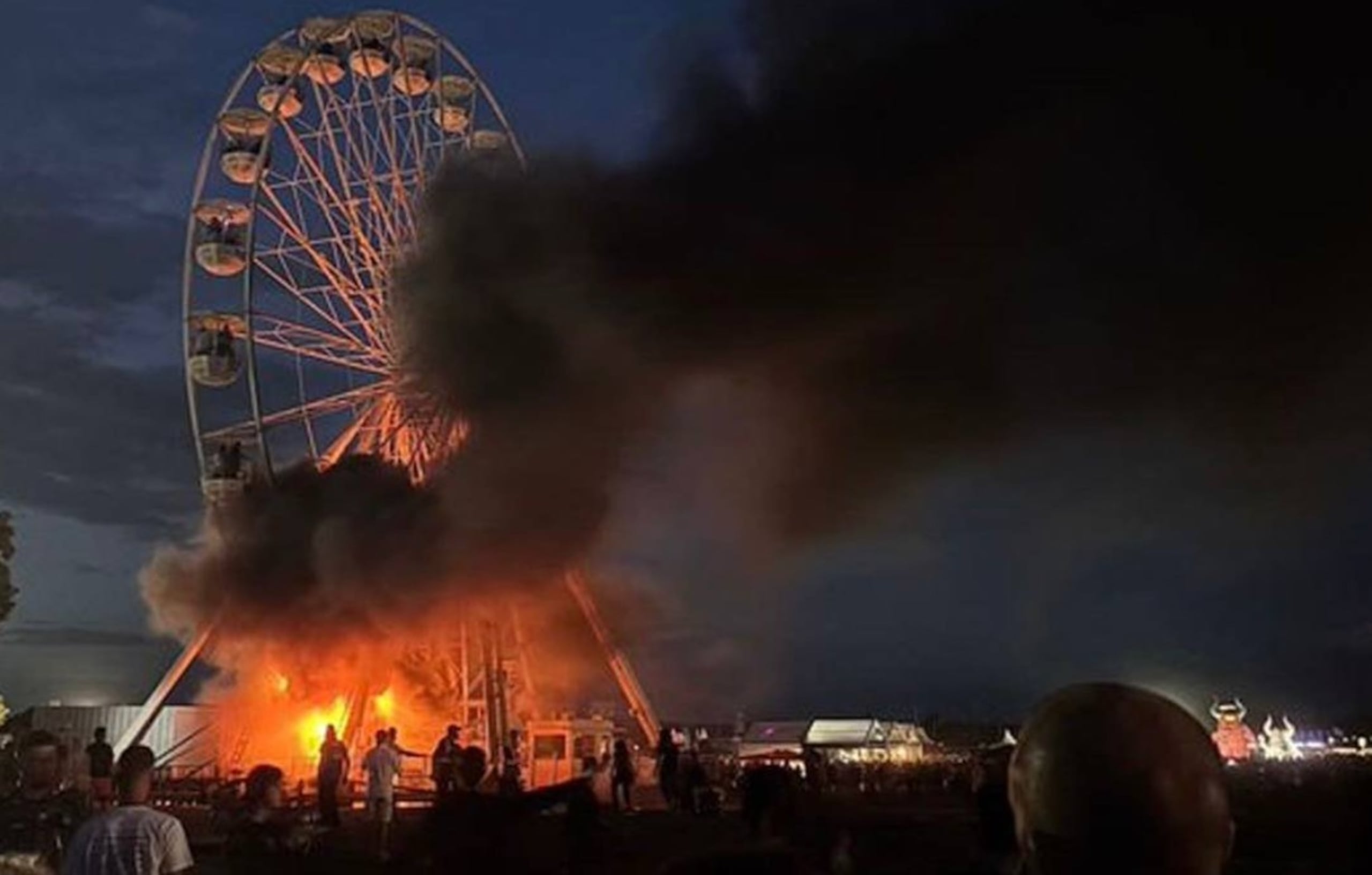 Cuatro personas sufrieron quemaduras y otra sufrió lesiones por una caída. Otros, incluidos trabajadores de emergencias y al menos cuatro policías, fueron atendidos en el hospital por posible inhalación de humo.
