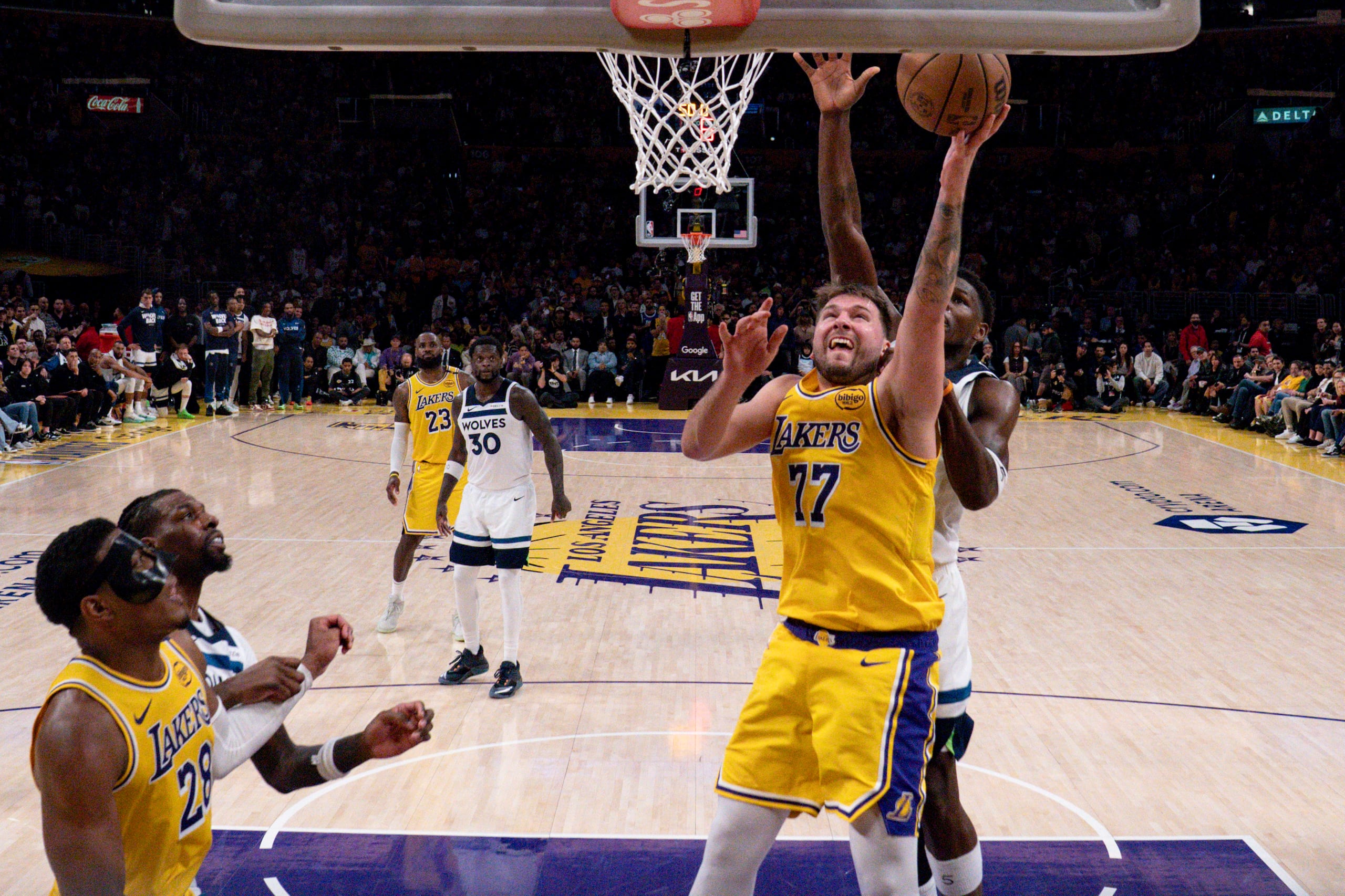 El esloveno Luka Doncic, de los Lakers de Los Ángeles, salta para encestar frente a Anthony Edwards, de los Timberwolves de Minnesota, el martes 22 de abril de 2025 (AP Foto/Eric Thayer)